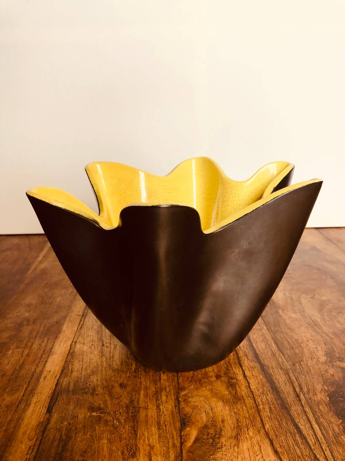 Handkerchief vase signed Elchinger. 1950s black and yellow.