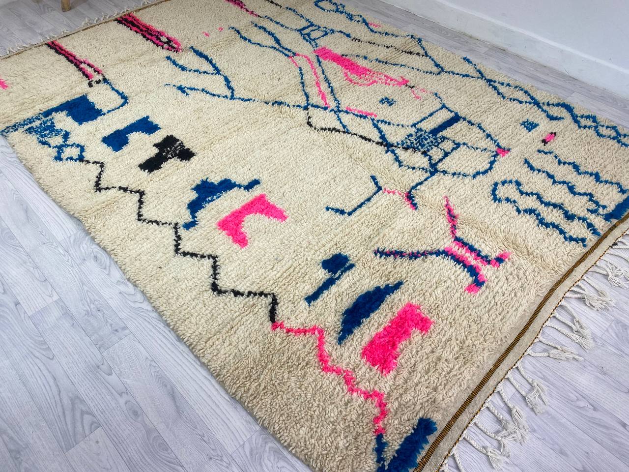 Handcrafted Moroccan Berber rug 200 x 285 CM