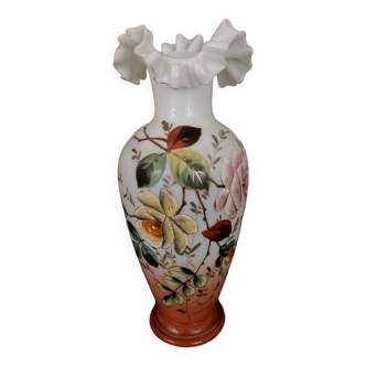 Vase en opaline XIXe Napoléon III décor floral col en dentelle