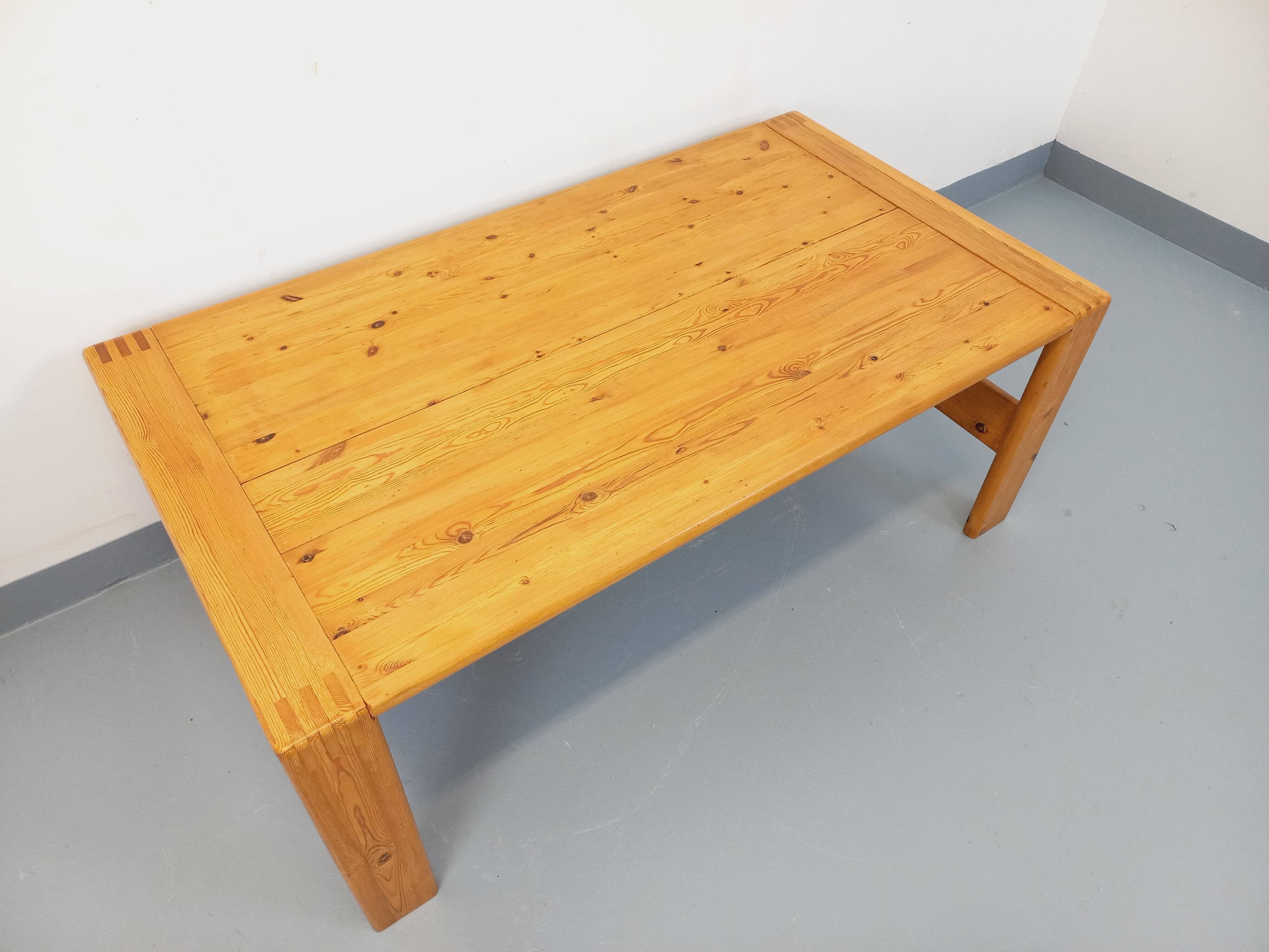 Large vintage coffee table in solid pine from the 70s and 80s.