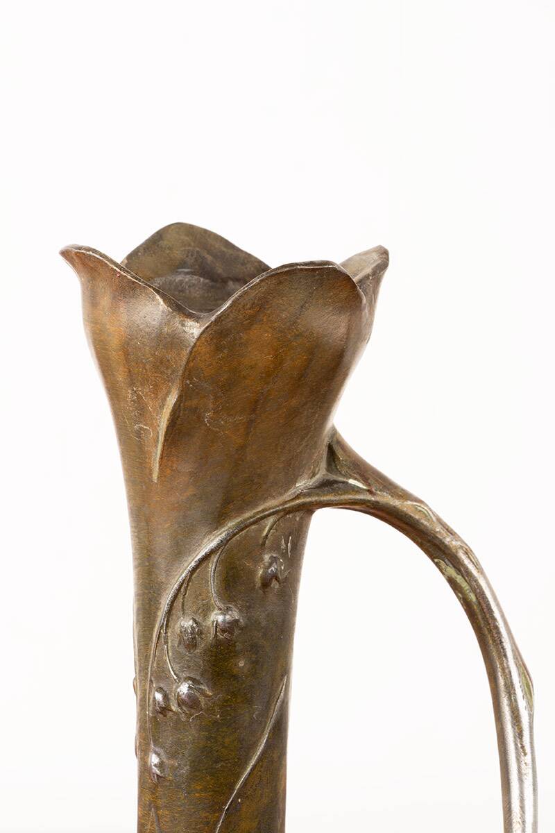 Art Nouveau vase in solid pewter with bronze patina by Louis Chalon 1910.
