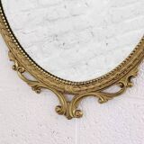 Miroir ovale italien de type médaillon en laiton
