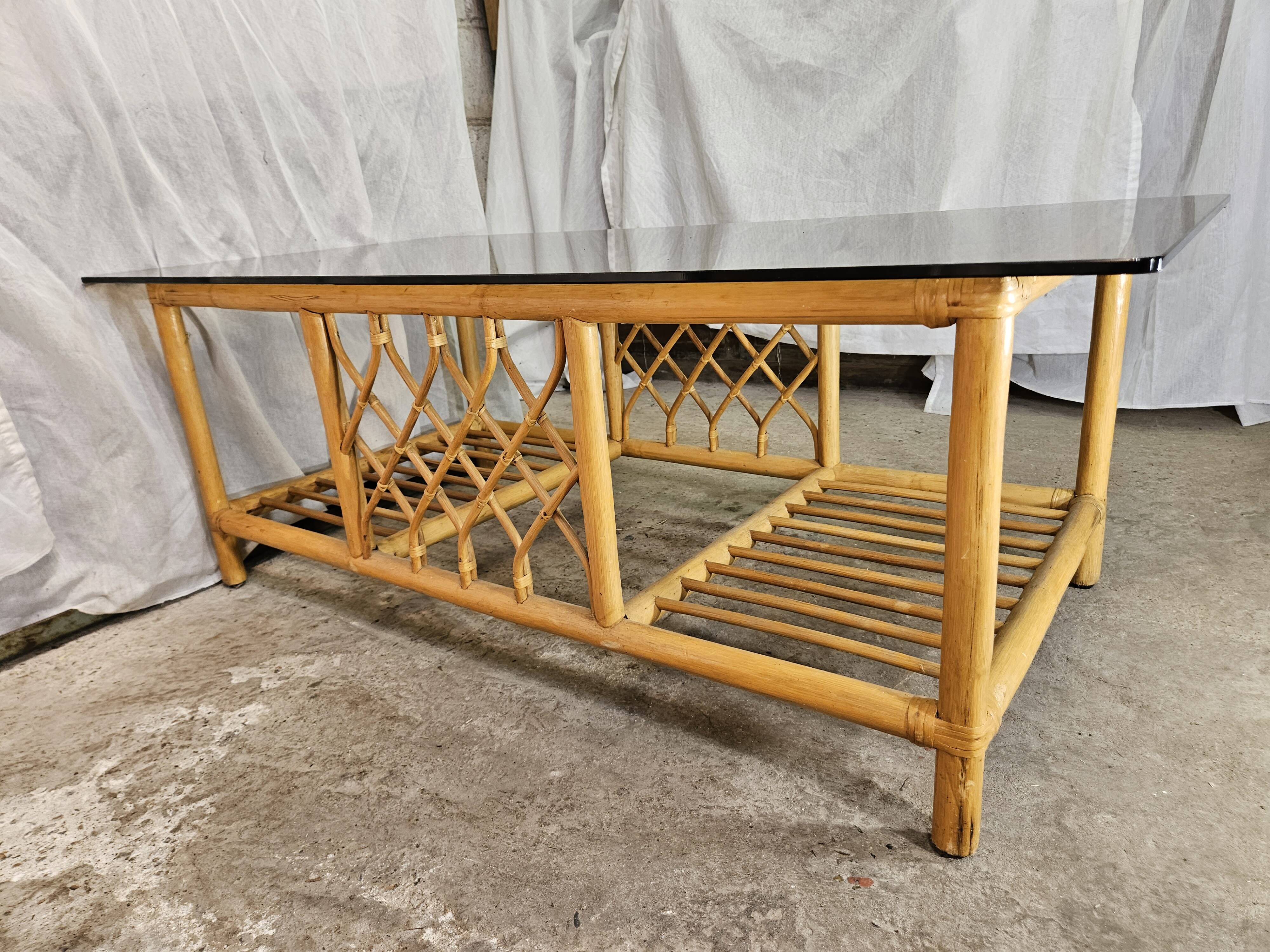 Table basse en rotin dessus verre fumé 1970