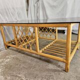 Table basse en rotin dessus verre fumé 1970