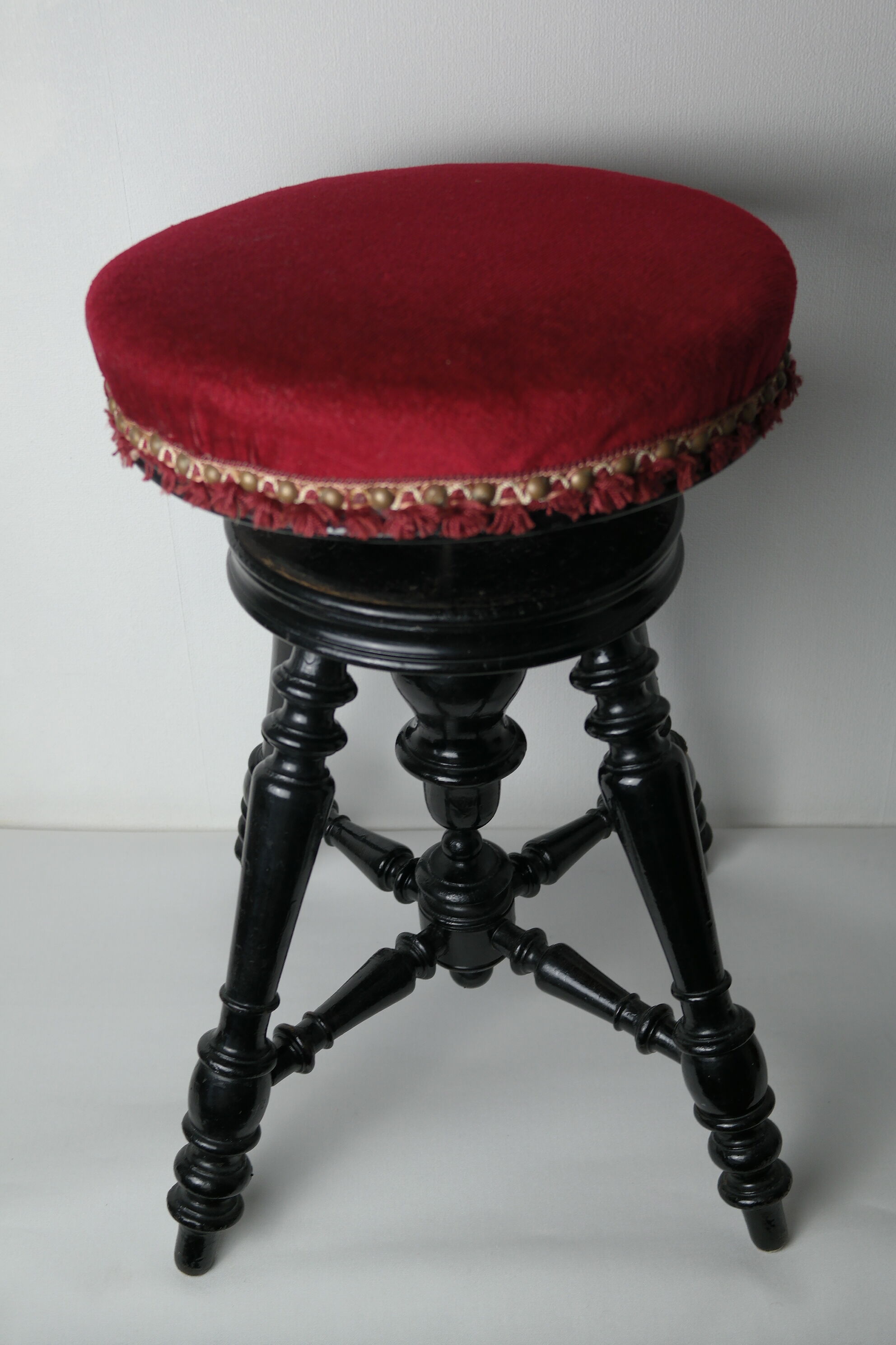 Napoleon III piano stool