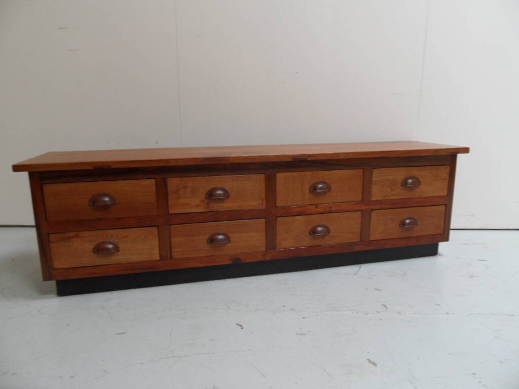 Buffet vintage avec tiroirs