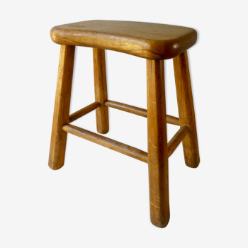 Tabouret en bois clair, assise forme libre