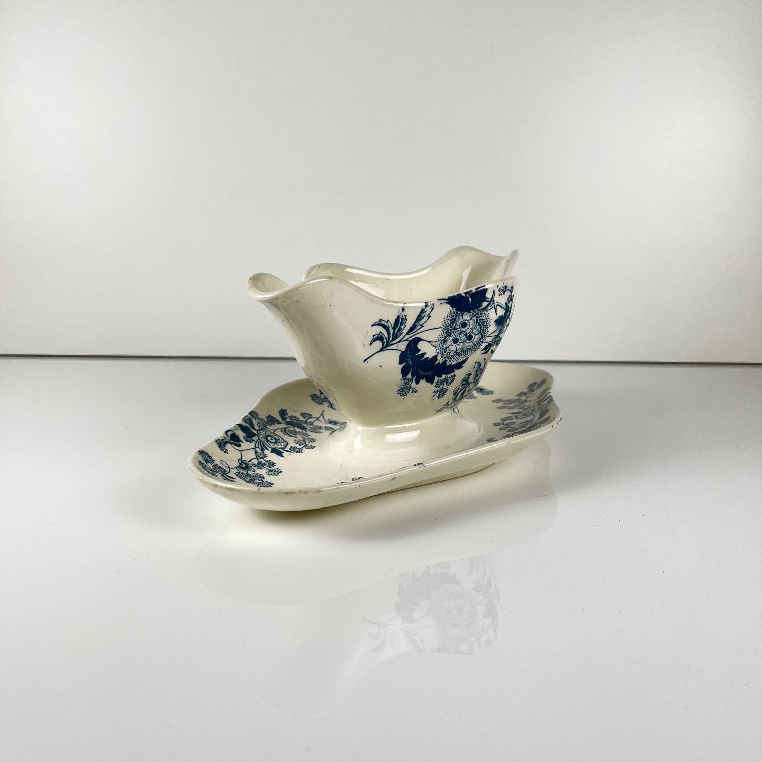 Longwy sauceboat, late 19th century "Ycho", blue ironstone