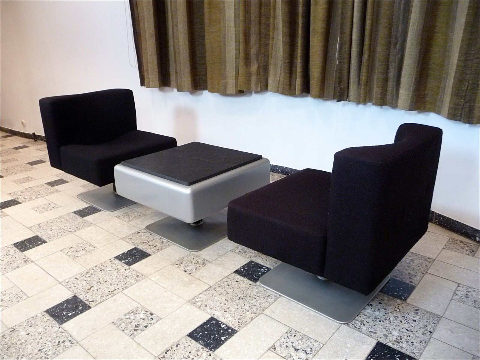 Chaises longues System 350 et table d'appoint par Herbert Hirche pour Mauser, 1974, ensemble de 3