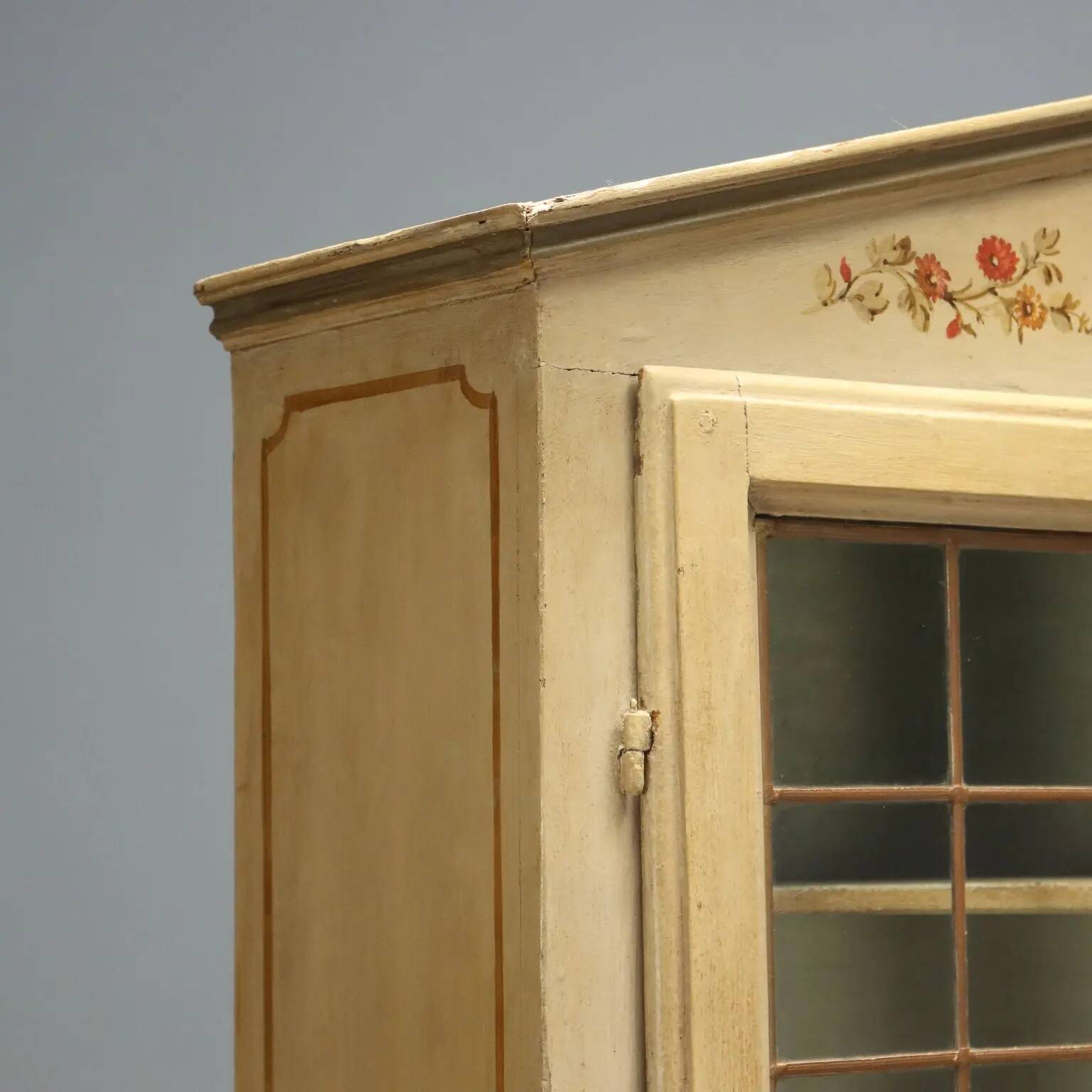 Buffet baroque ancien en bois laqué XVIIIe siècle