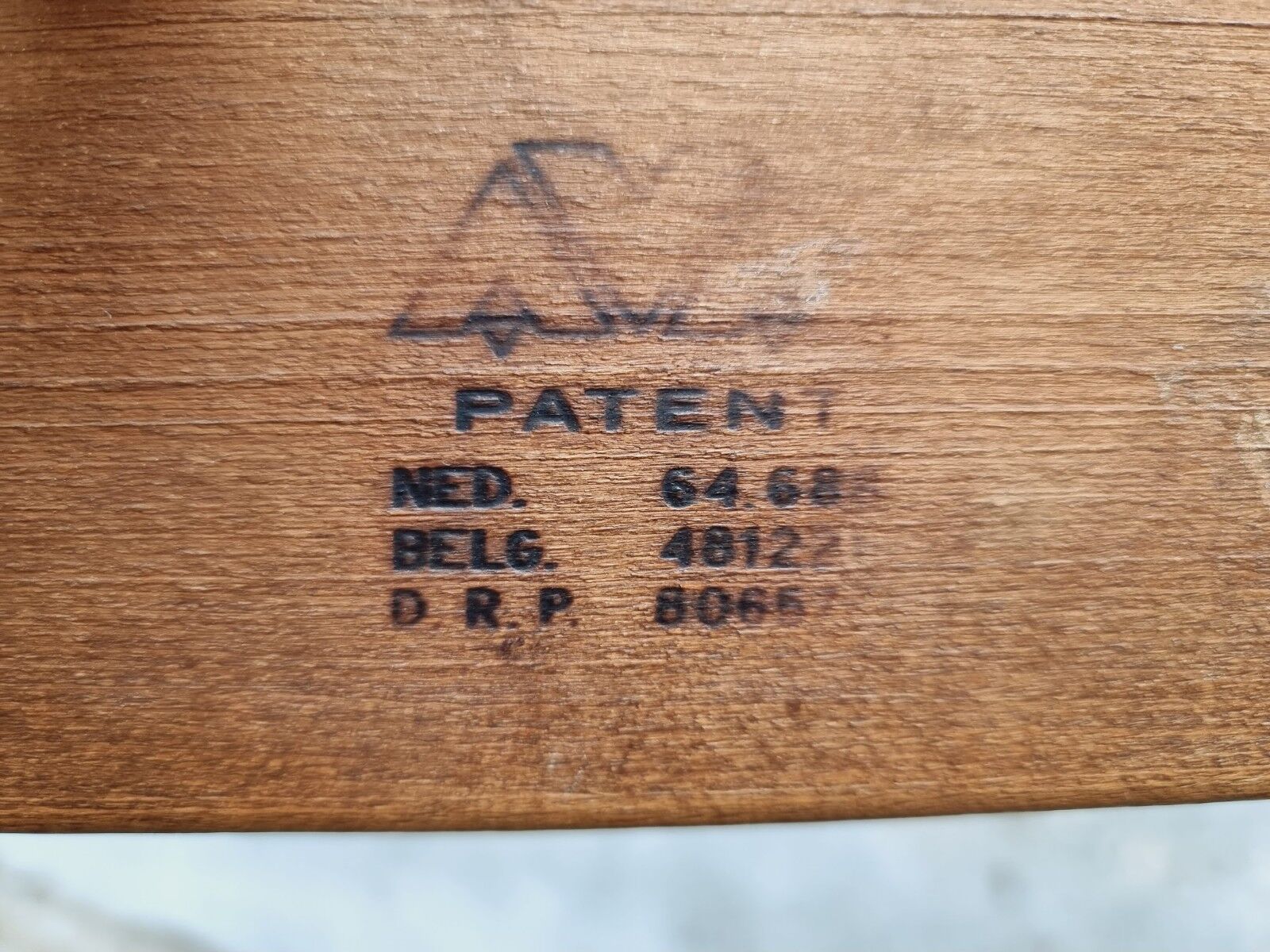 Dining table extendable