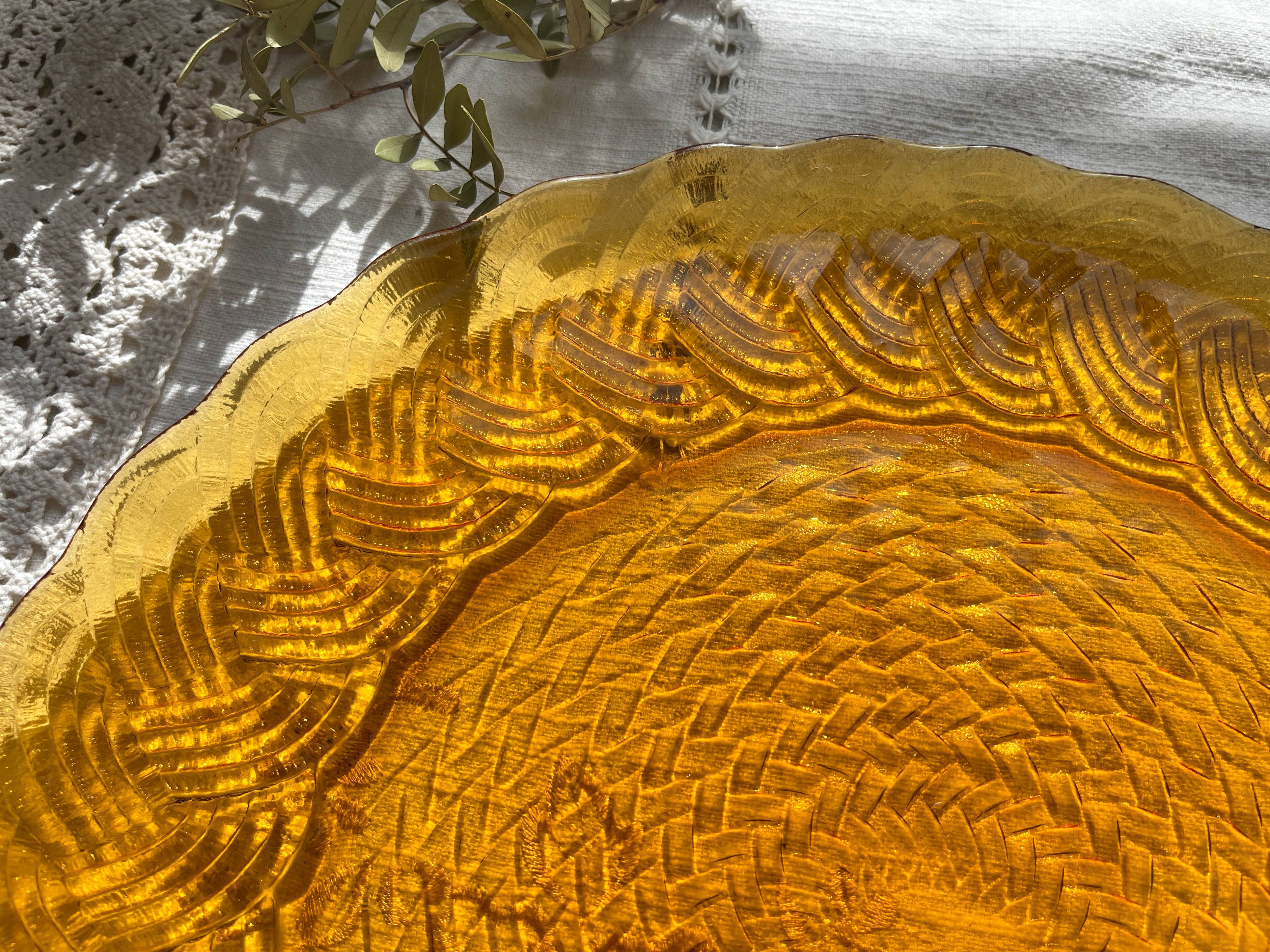 Plat rond en verre ambré ATLANTIC Arcoroc France 1950