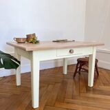 Table basse jaune en bois massif