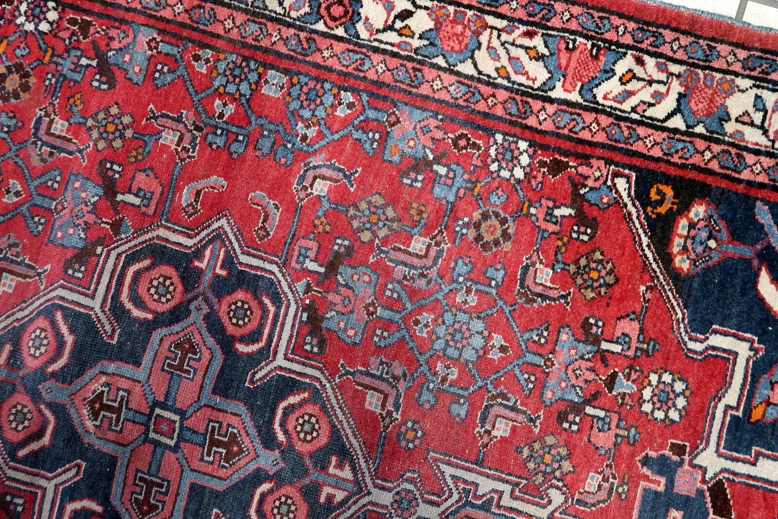 Handmade vintage Persian Bidjar rug 112cm x 176cm, 1960s