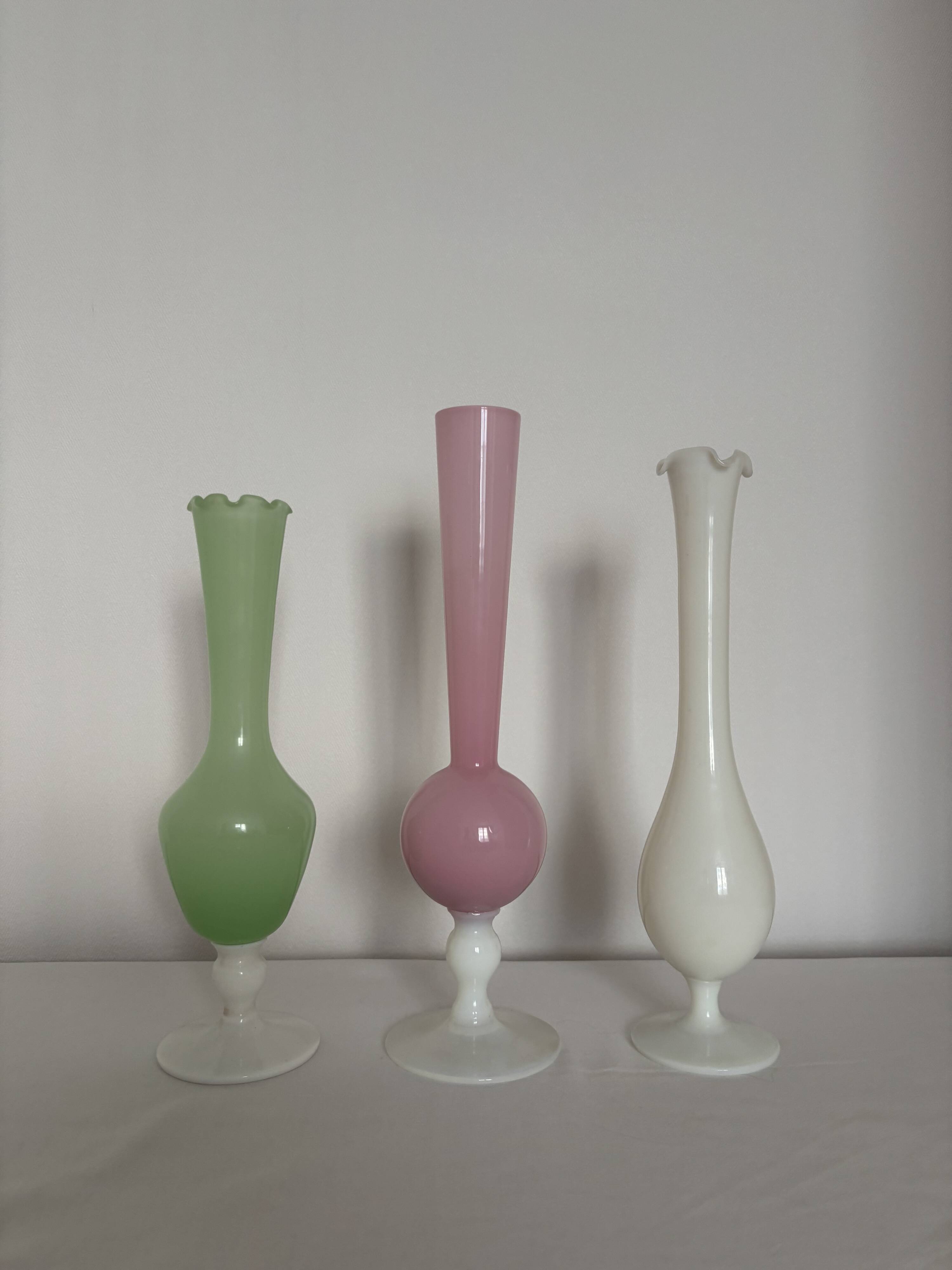 Lot de 3 vases anciens en opaline rose, blanc, vert