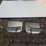 Table formica and its 4 chairs