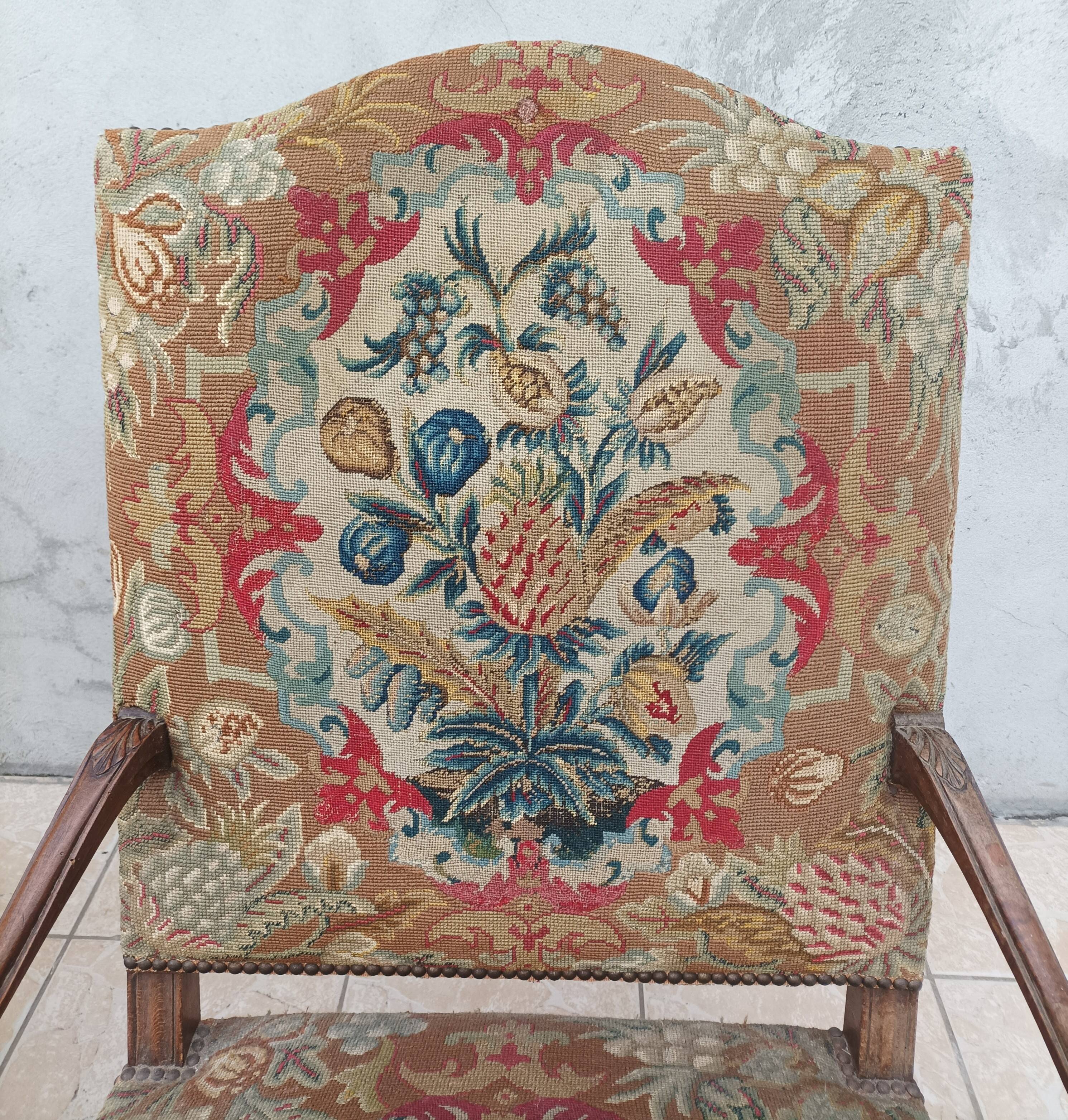 Paire de fauteuils Régence en noyer sculpté