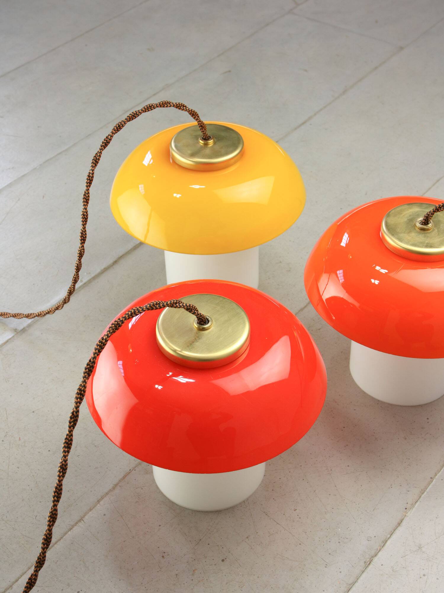 Lampes suspendues en verre et laiton en forme de champignon des années 50, ensemble de 3
