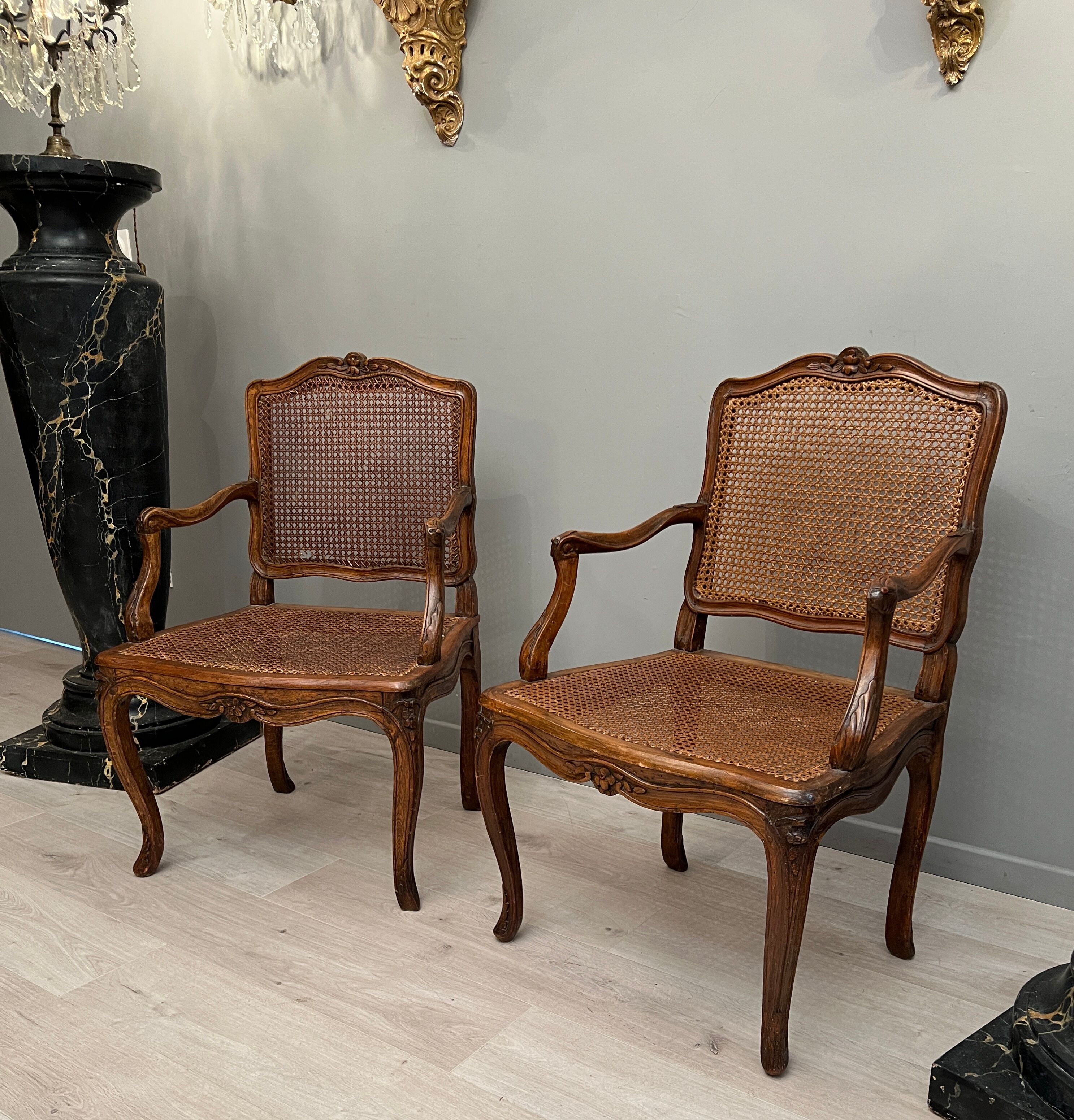 Paire de fauteuils cannés moulures et sculptes d'epoque régence