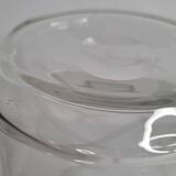 Carafe en verre taillé, motif entrecroisé, hauteur 22 cm, numérotée sous la base