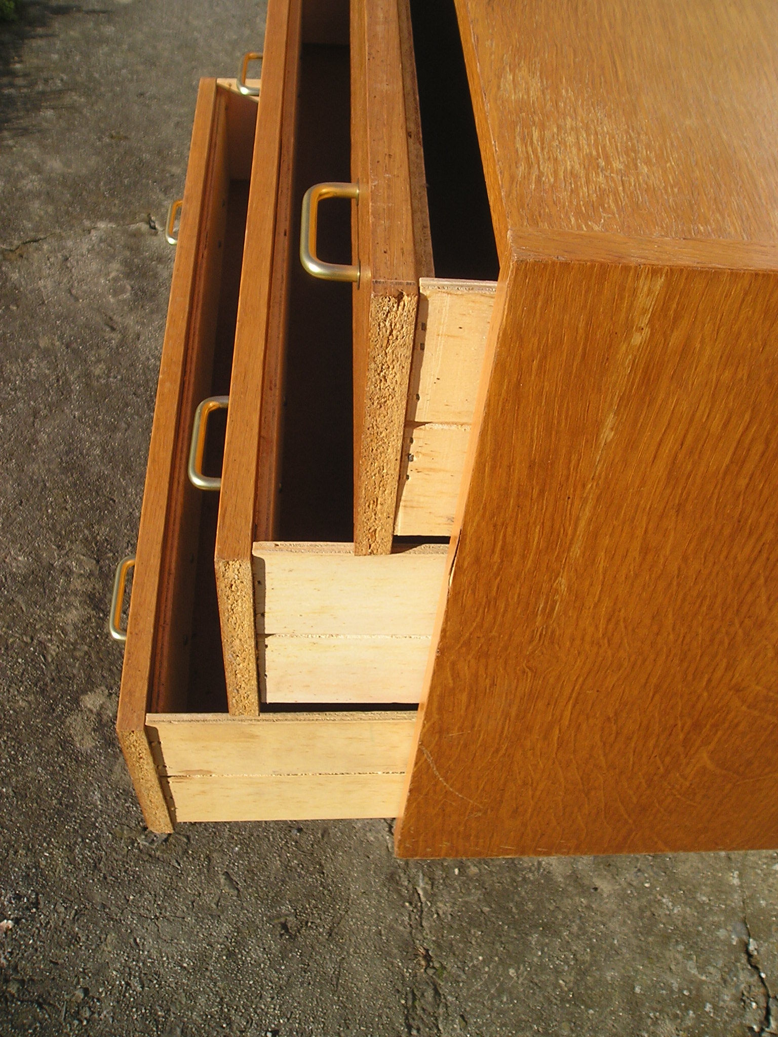 Convenient 3-drawer oak veneer 1970