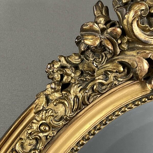 Miroir ovale en bois doré de style Louis XV, XIXe siècle