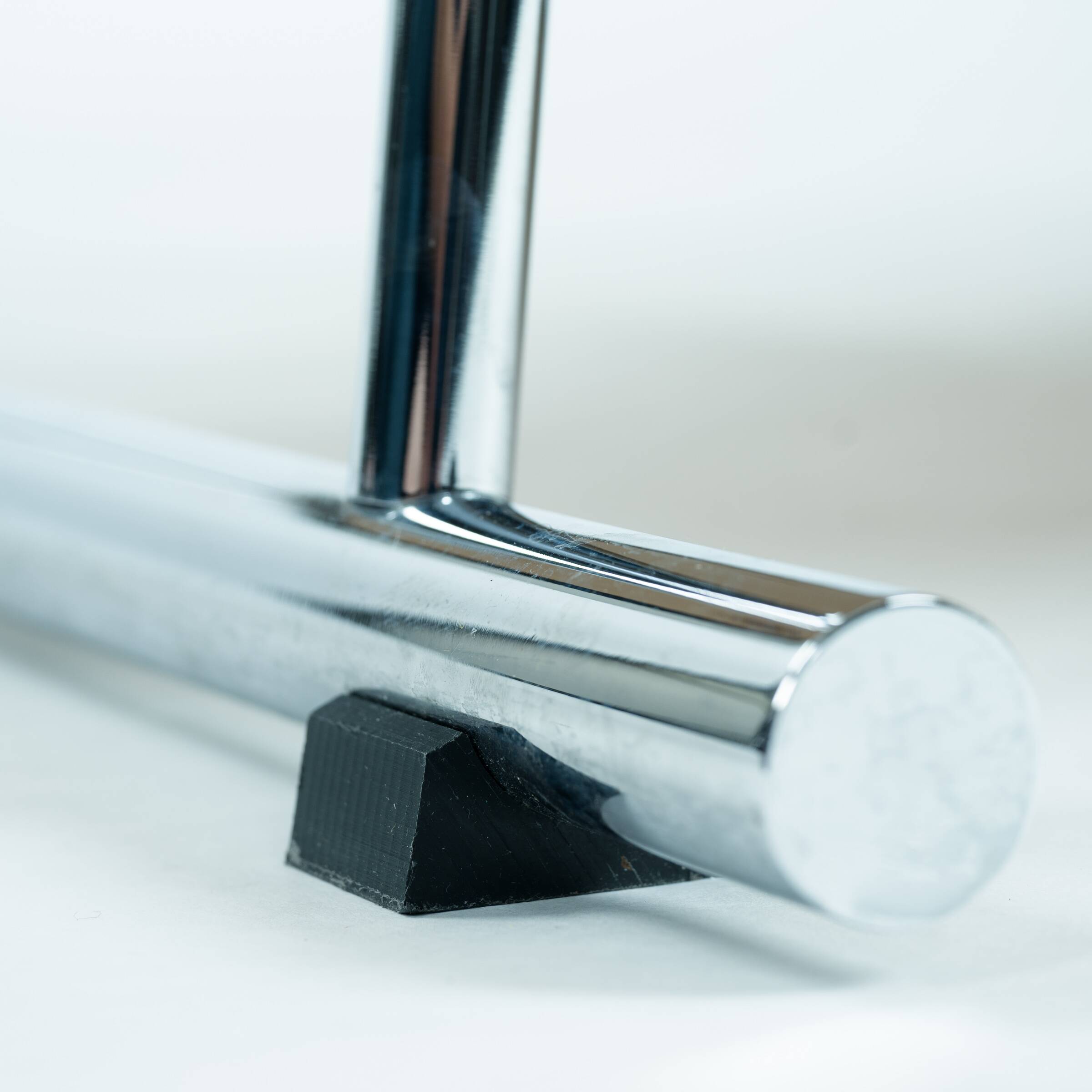 Dutch design Rob Eckhardt chaise longue white leather tubular steel, 1980s