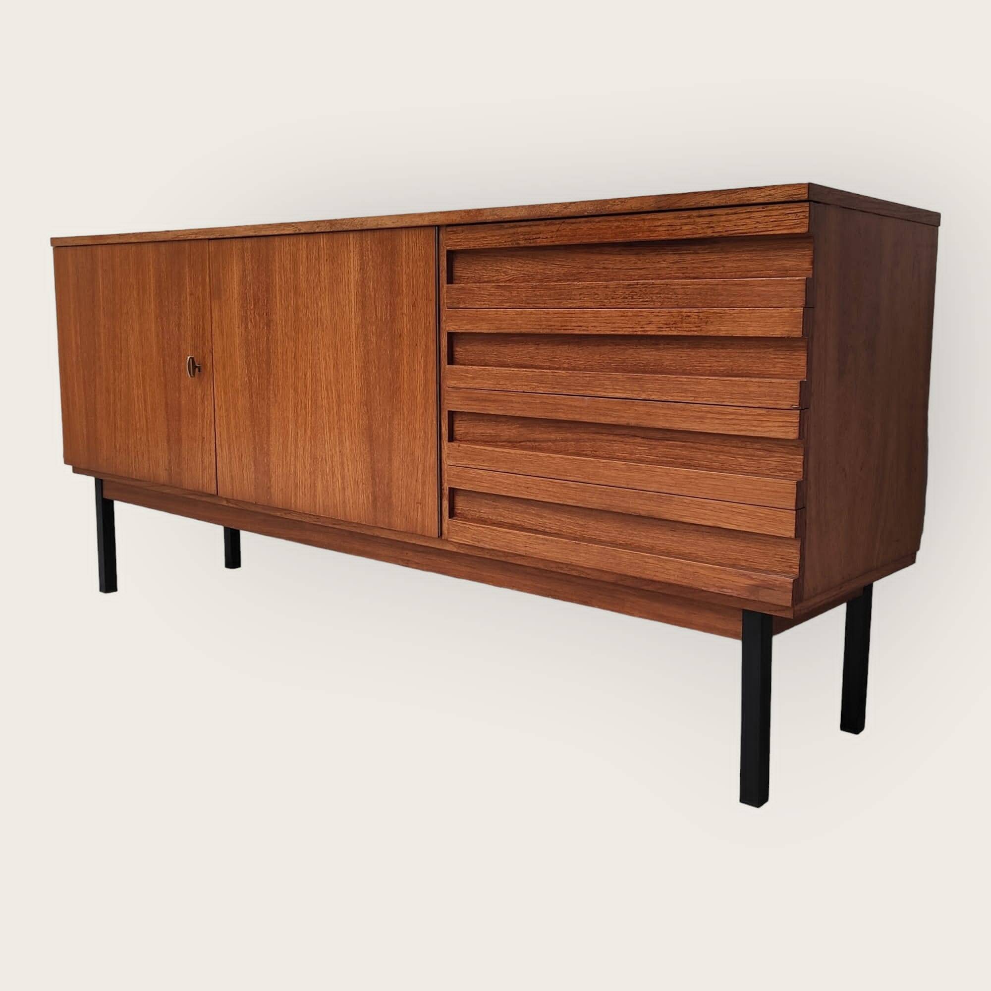 Buffet du milieu du siècle