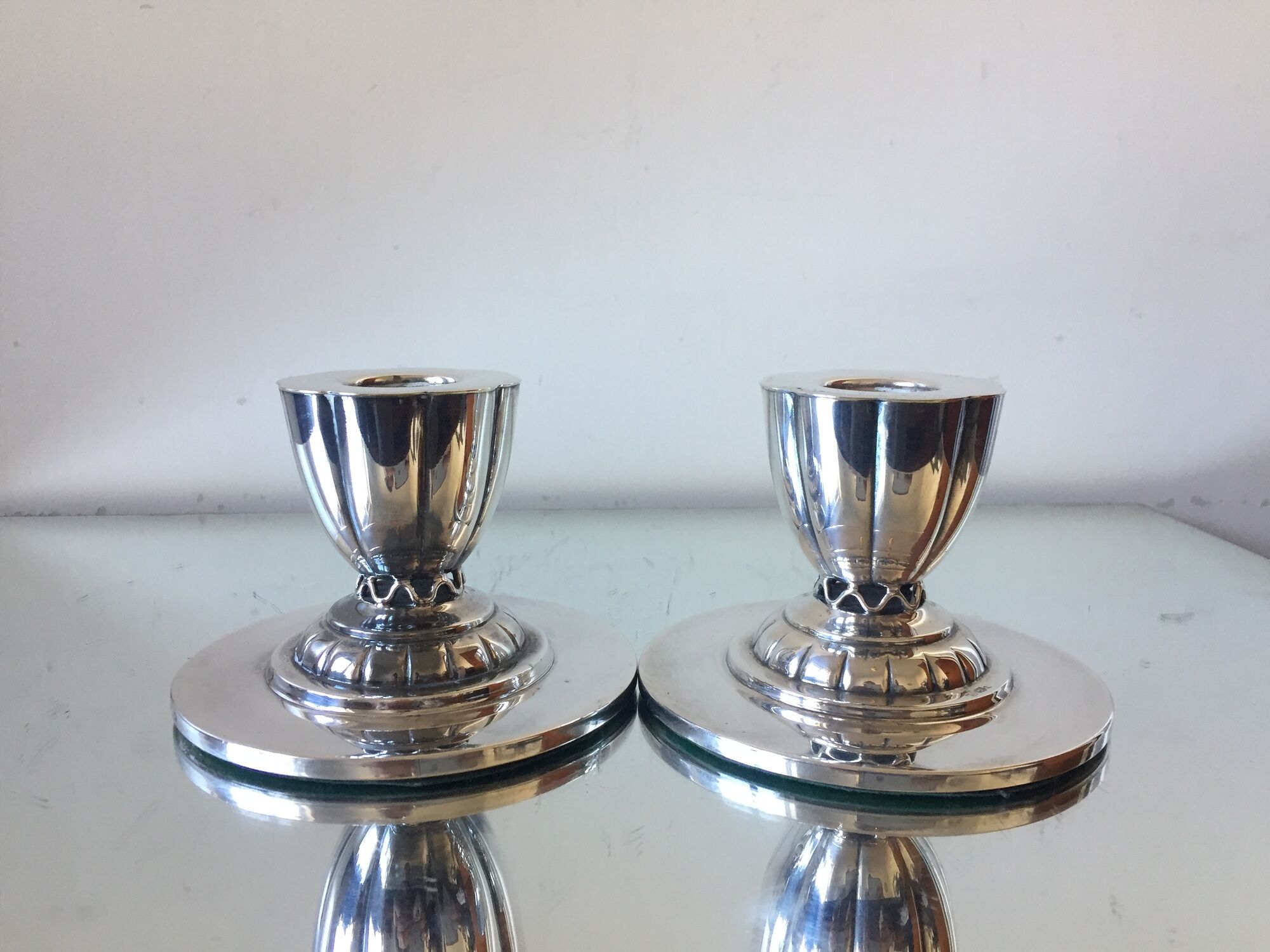 Paire de porte-bougies plaqués en argent art déco