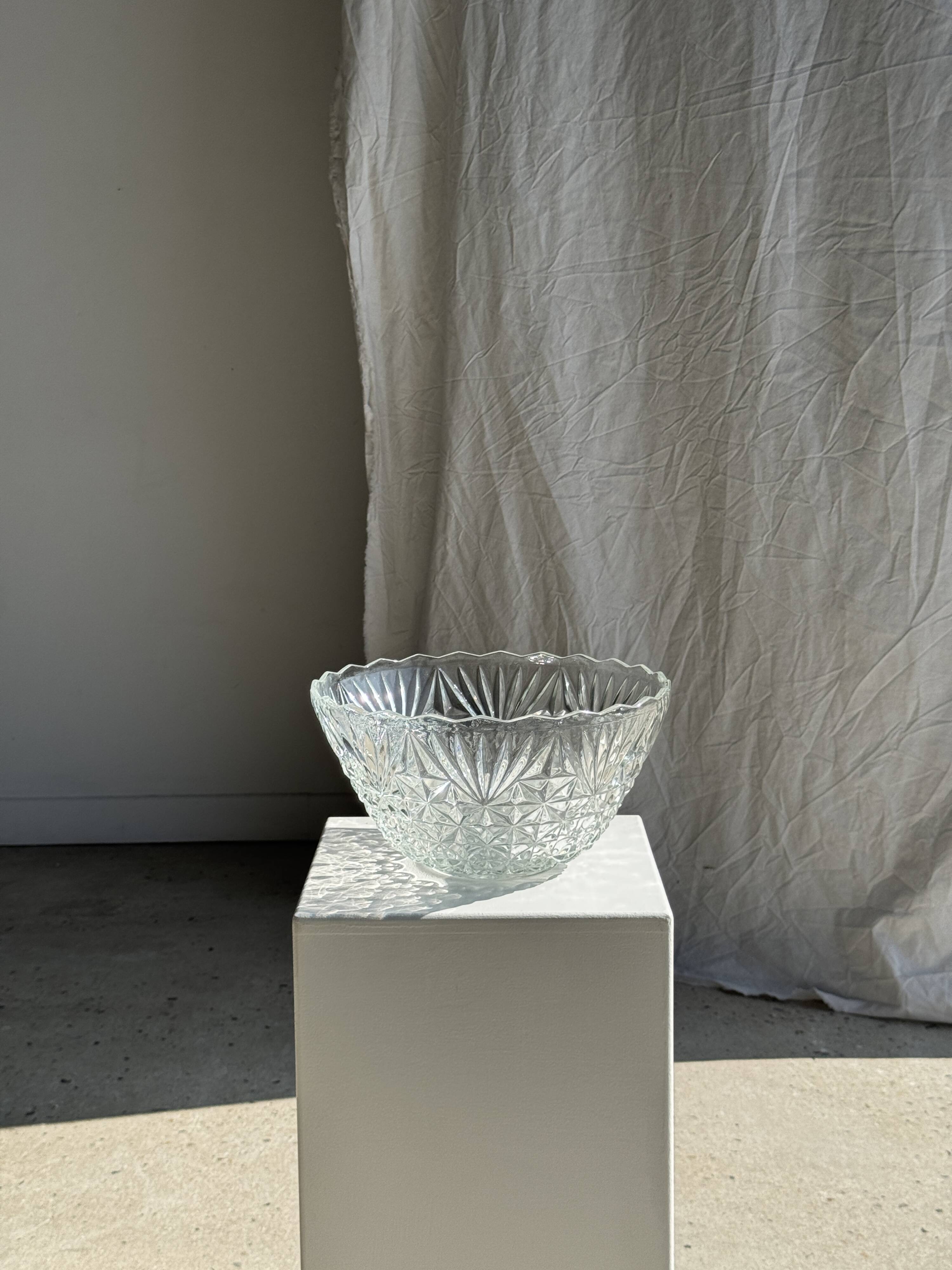 Large glass salad bowl with diamond points D30