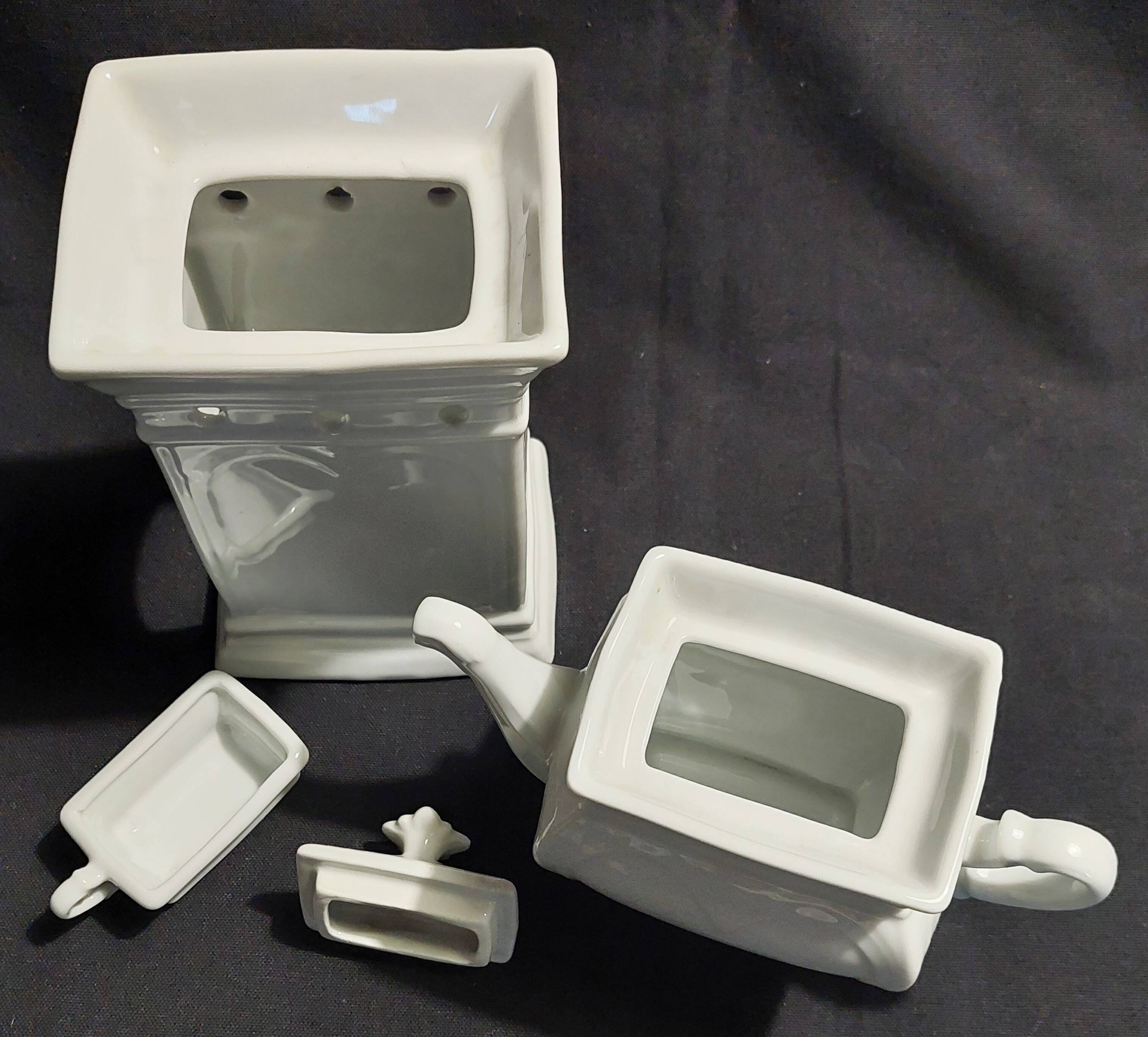 Complete Paris white porcelain teapot