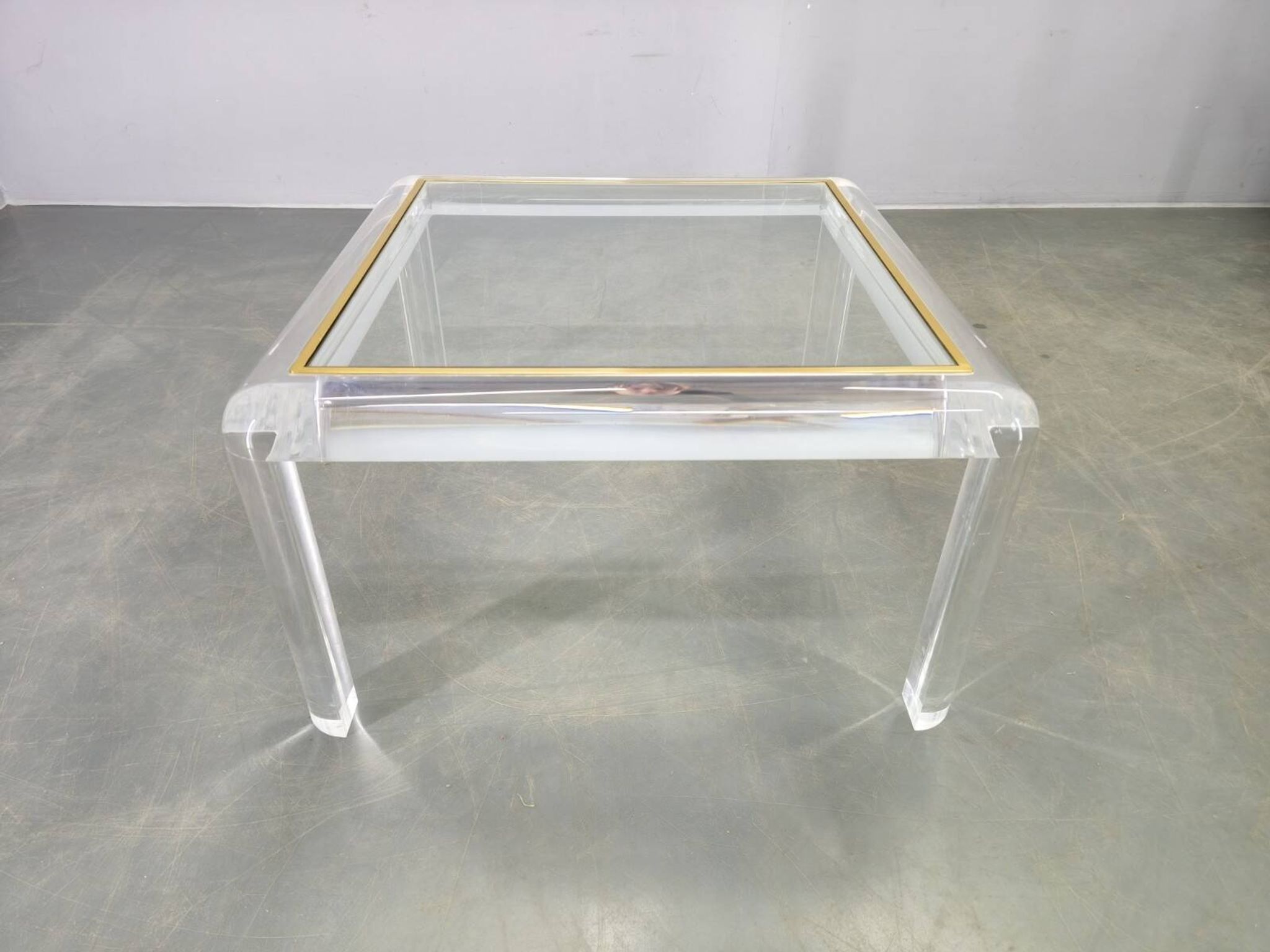 Table basse en acrylique, laiton et verre italienne, années 1980
