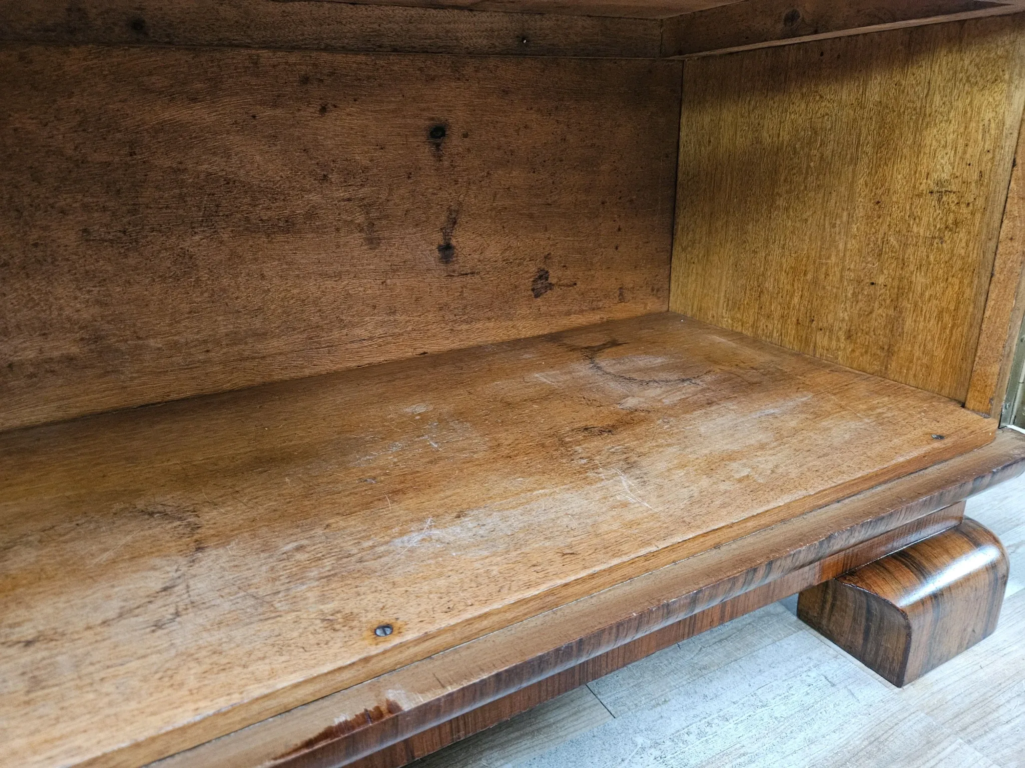 French Art Decò display cabinet from the 1940s in walnut