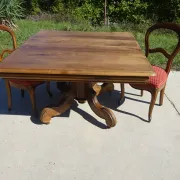 Table carrée en noyer massif