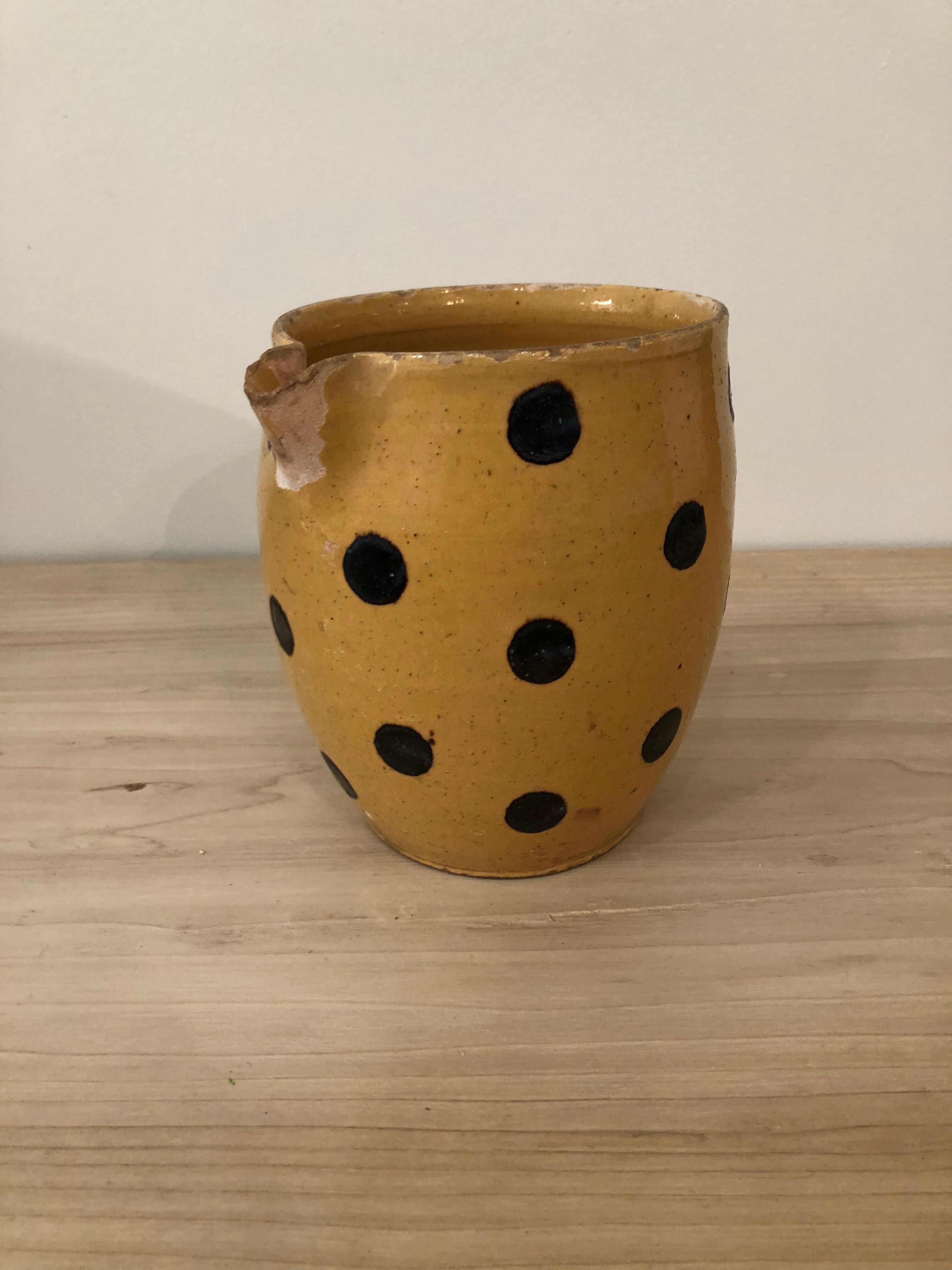 Pichet en grès jaune à pois