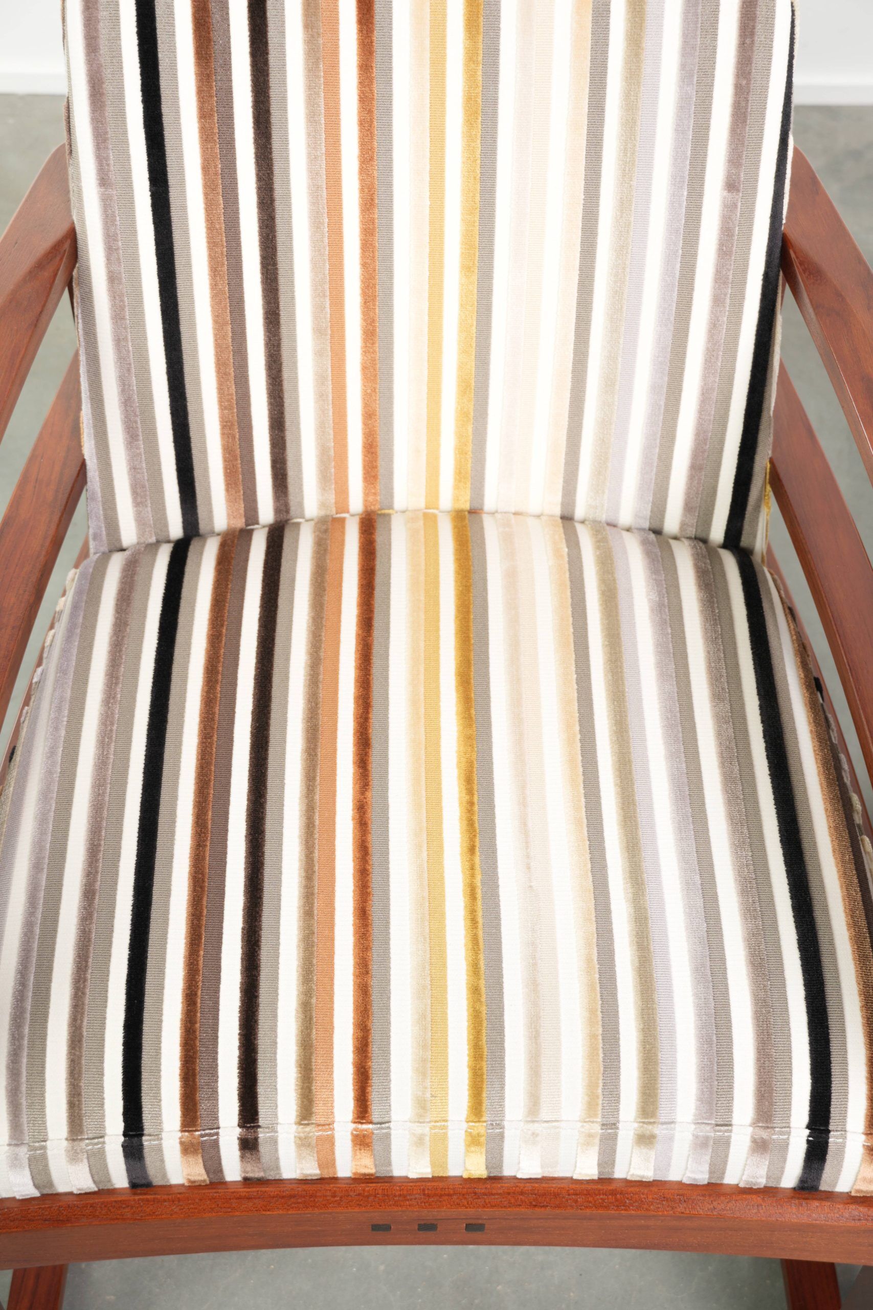 Set of 4 Art Deco design dining chairs with luxurious fabric upholstery