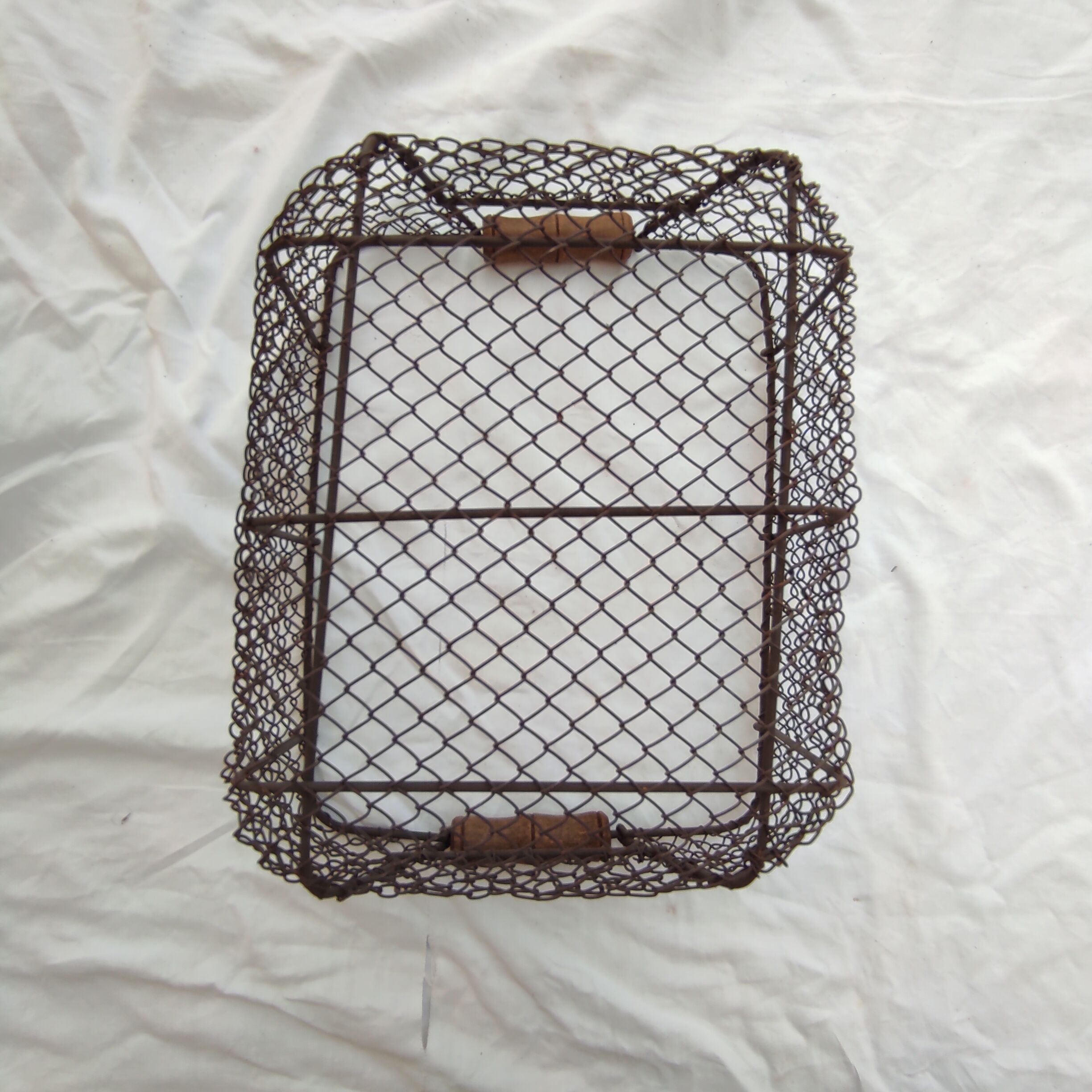 Basket with 2 wooden handles in wire mesh