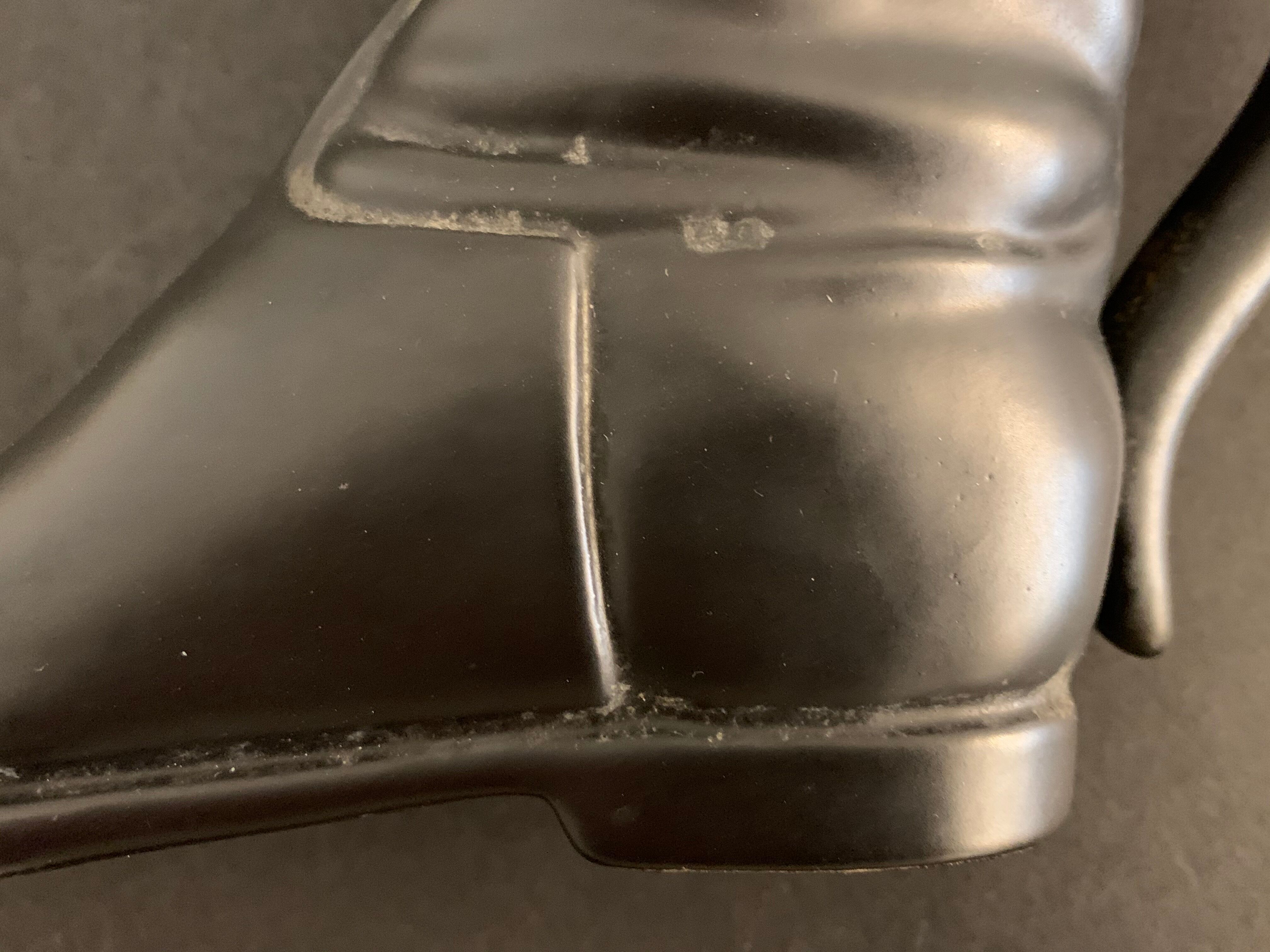 Vase en céramique botte cavalière rouge et noire Pol Chambost