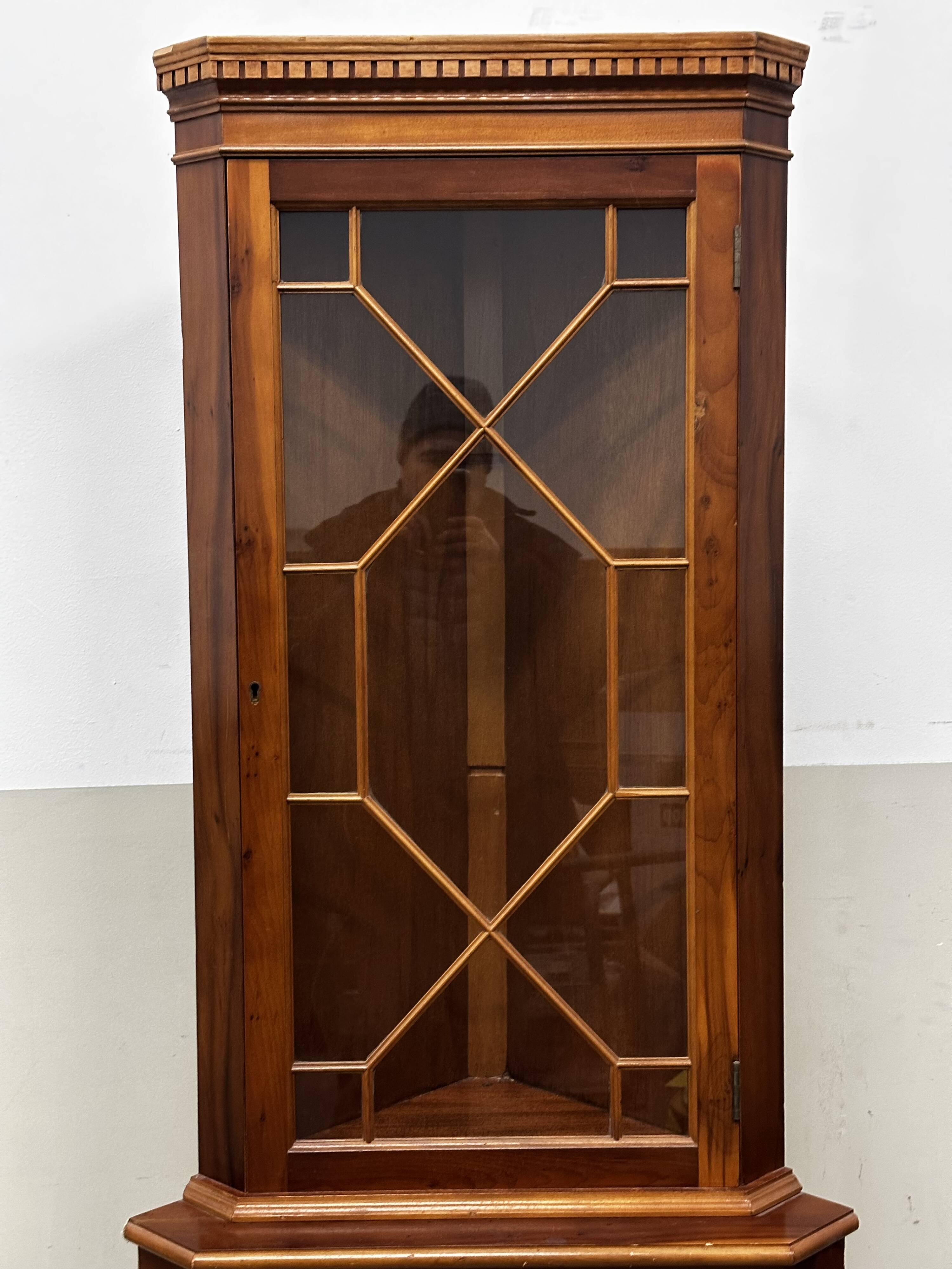 Meuble Vitrine d’encoignure en merisier XX e s