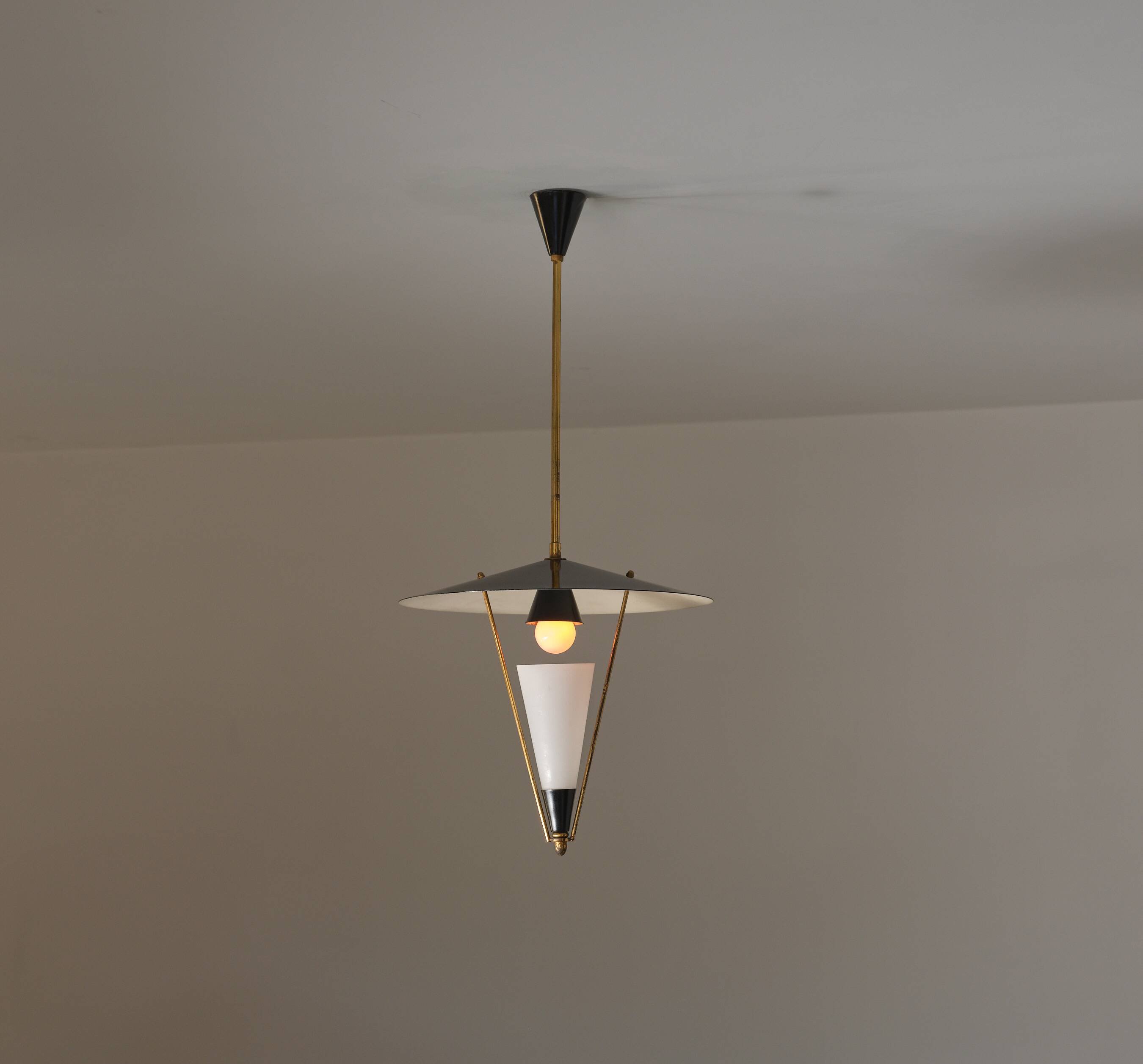 Suspension italienne en laiton et émail noir, attribuée à Stilnovo, années 1950