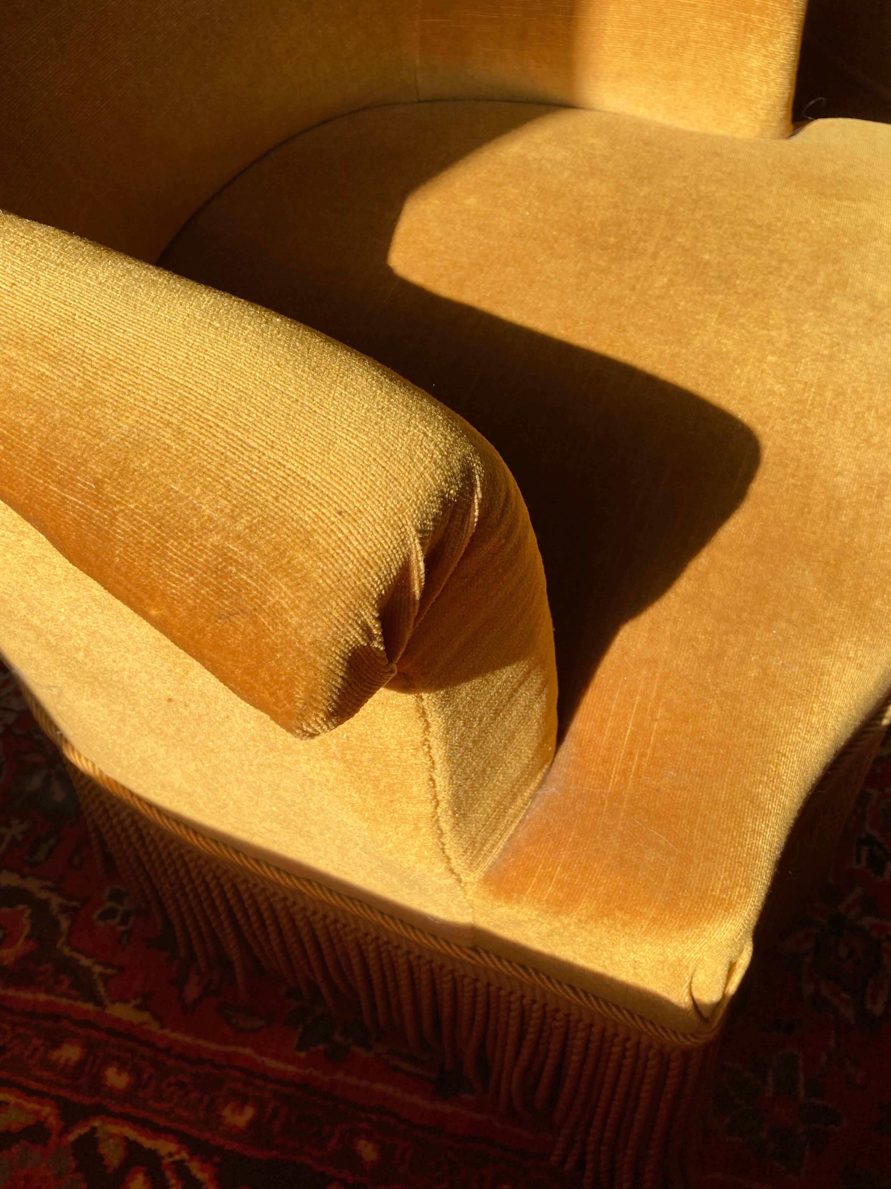 Paire de fauteuils crapaud jaune beige velours frange