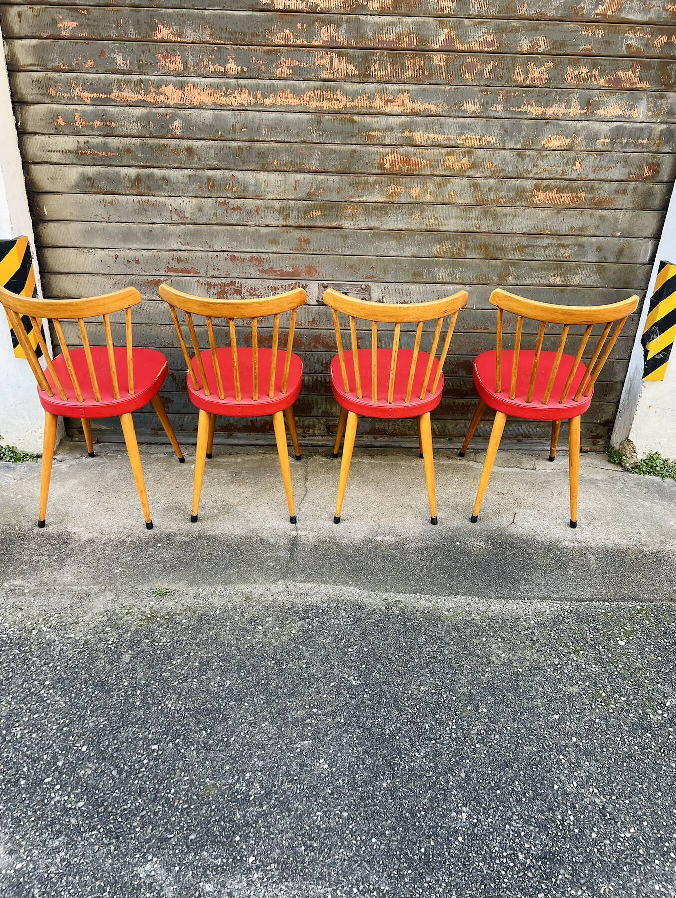 (Lot) 4 beautiful compass-legged chairs from the 60s/70s.