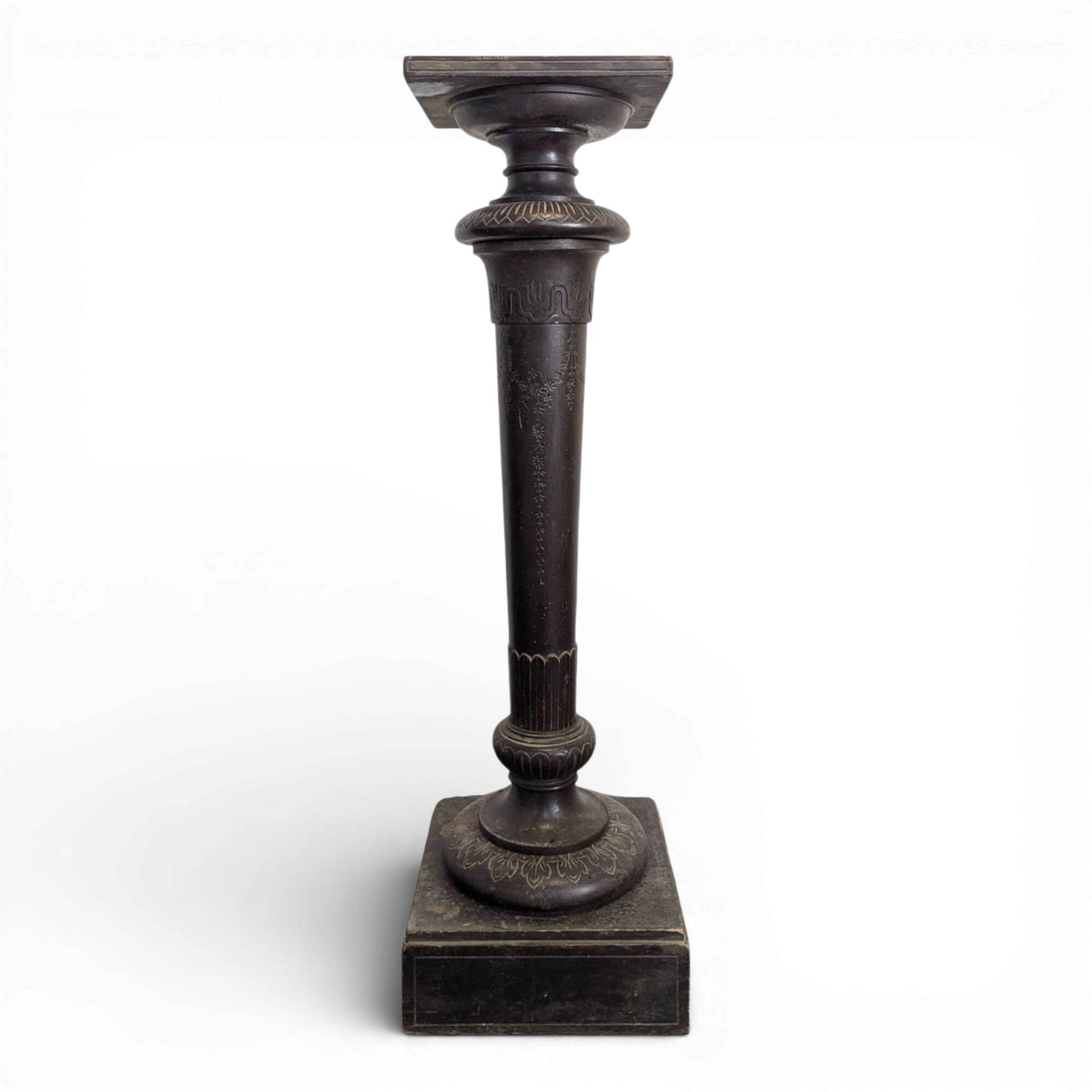 Presentation pedestal column