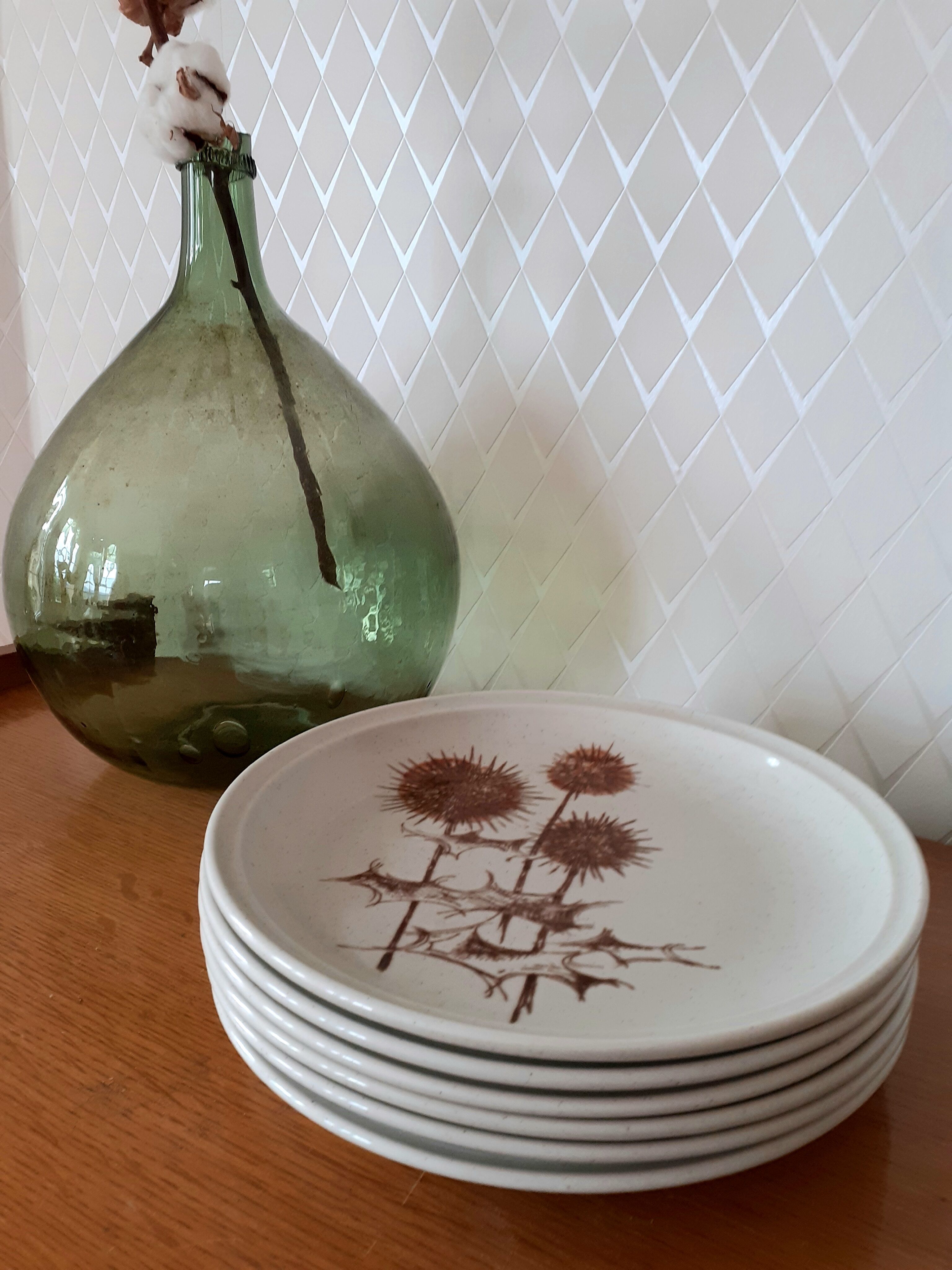 6 assiettes en grès Sarreguemines motif "chardons"