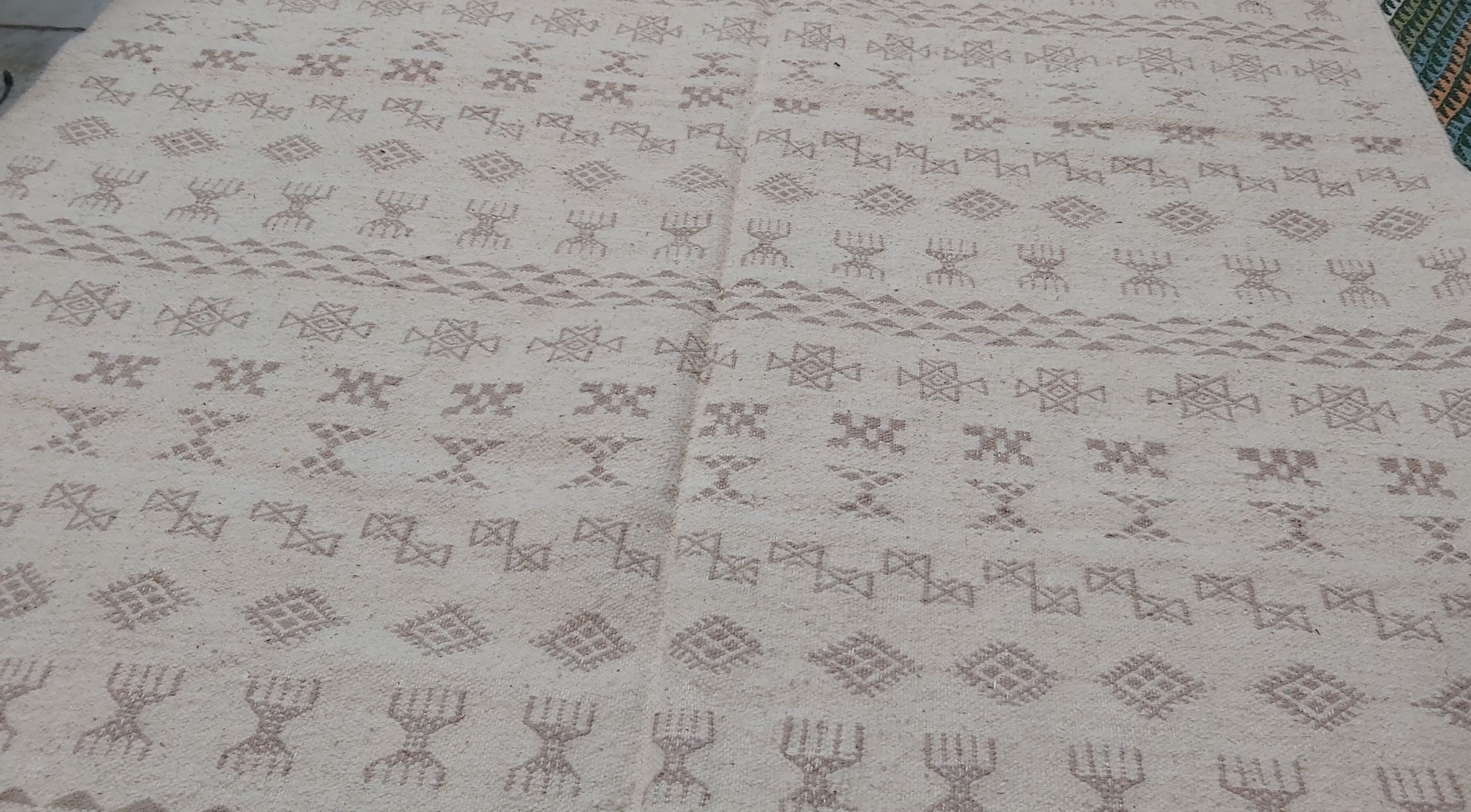 White and grey Berber carpet with Berber motifs 200x150cm