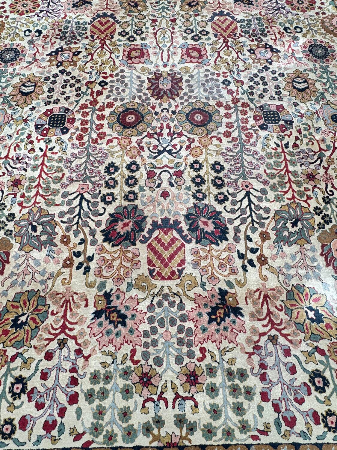 Large vintage Tetex Kirman design rug. 390 x 295 cm