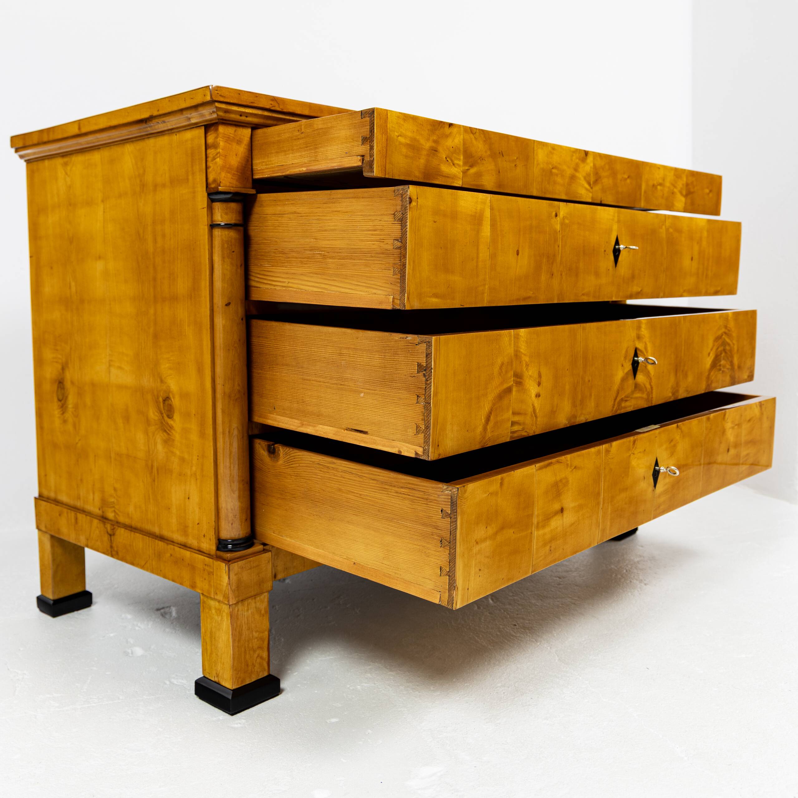 Biedermeier commode in birch veneer 1820-1830