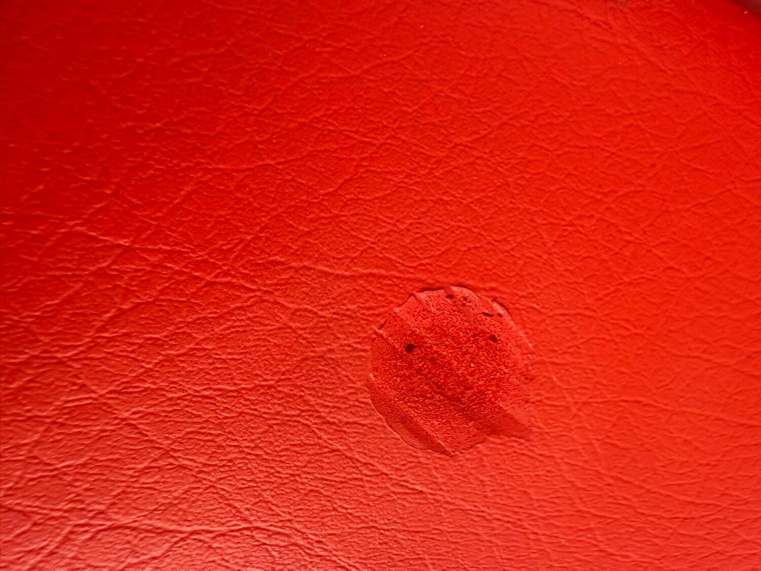 2 chaises tubulaire en simili rouge, années 80 en simili rouge