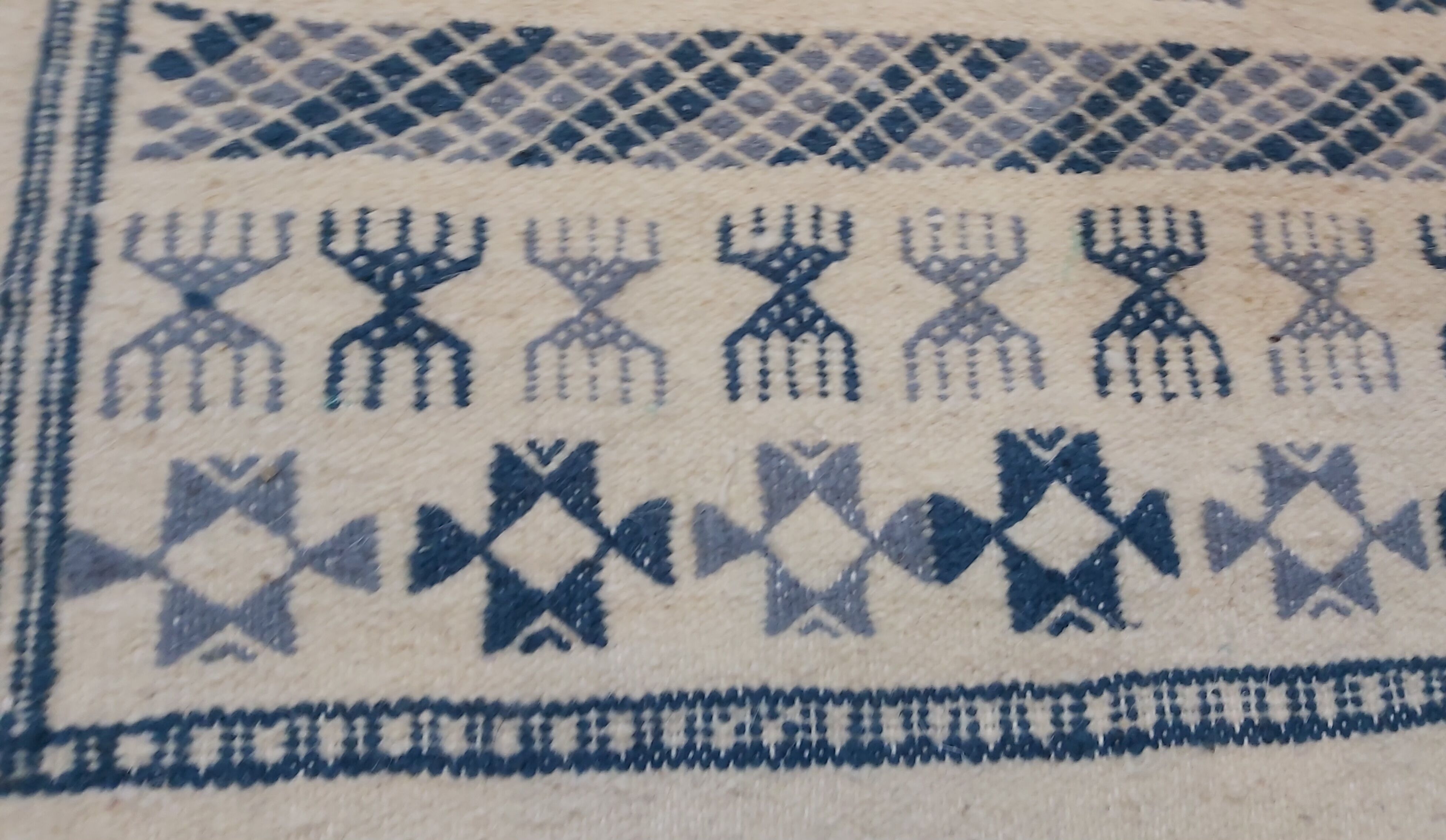 Tapis blanc et bleu ethnique fait main