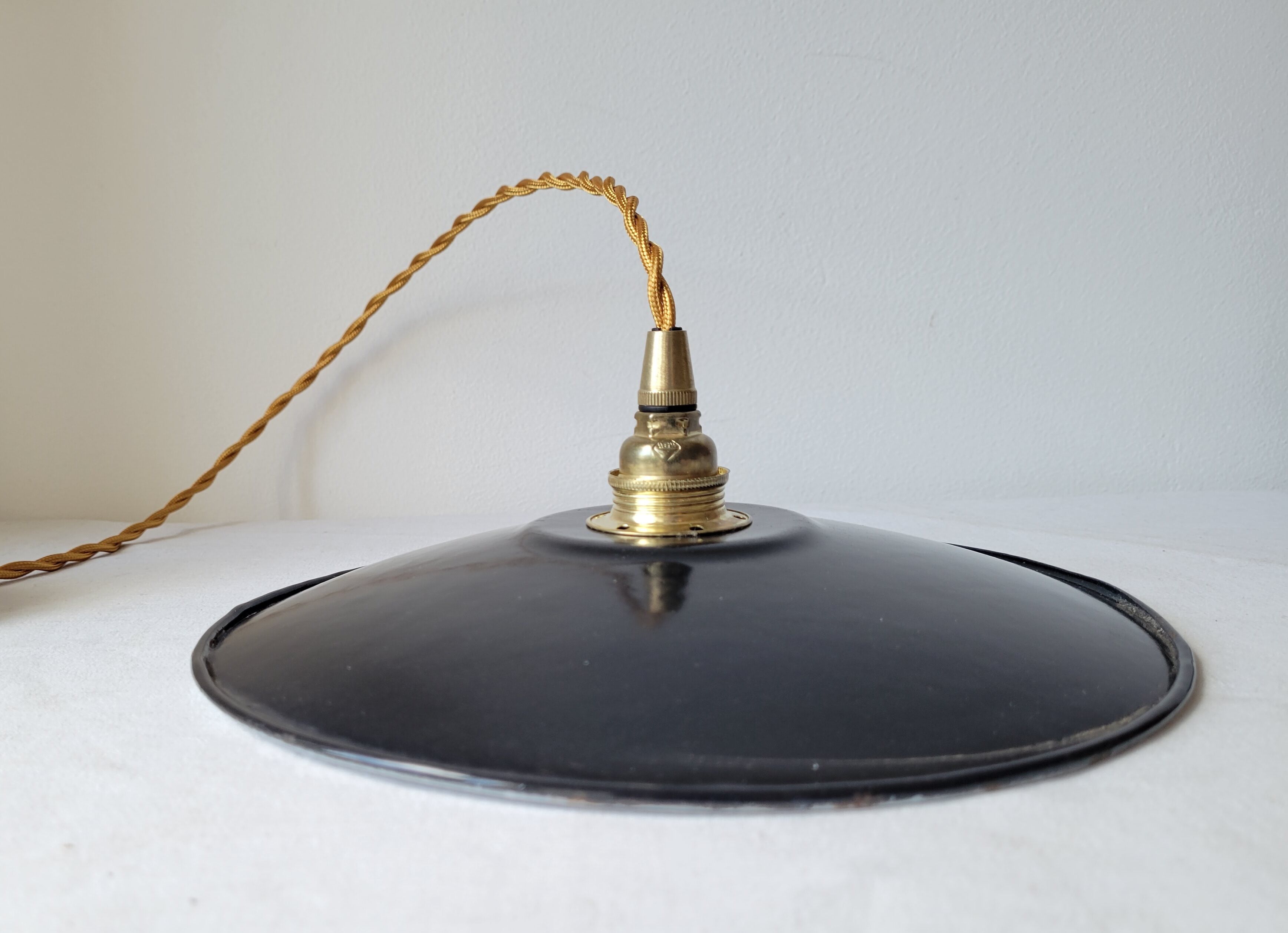 Suspension in black enamelled sheet metal